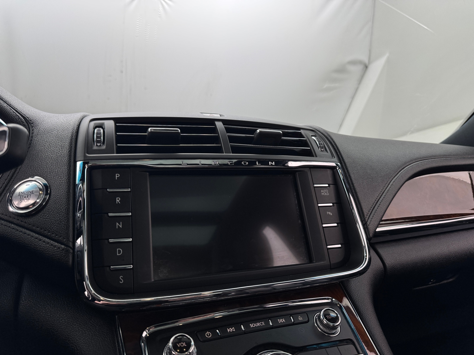 Thumbnail: 2018 Lincoln Continental - 3