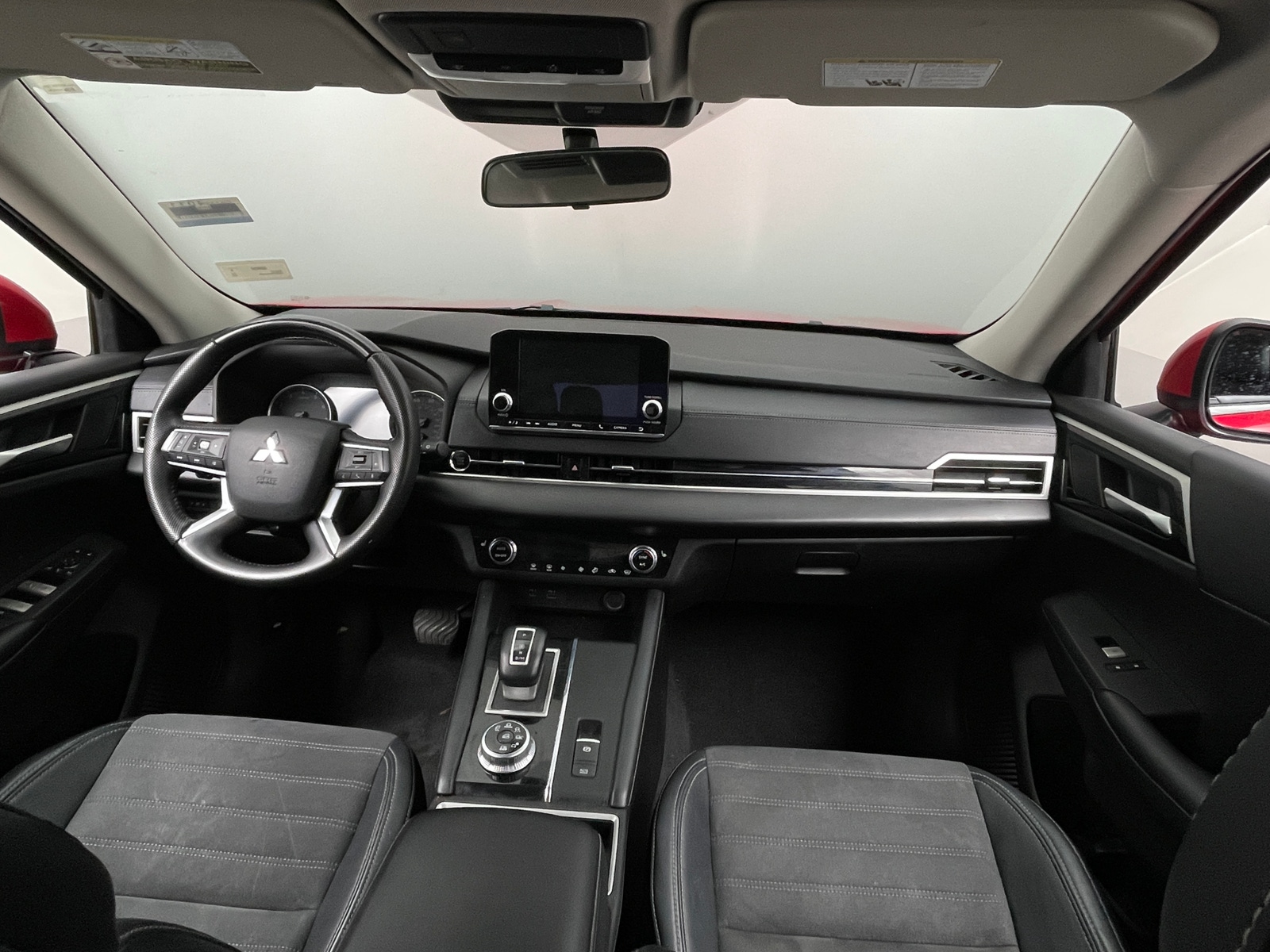 Thumbnail: 2023 Mitsubishi Outlander - 3