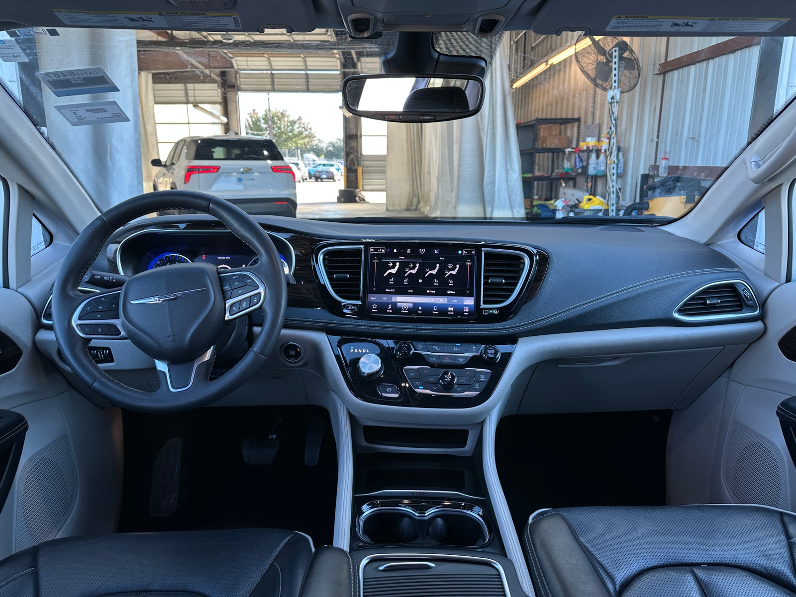 Thumbnail: 2023 Chrysler Pacifica - 3