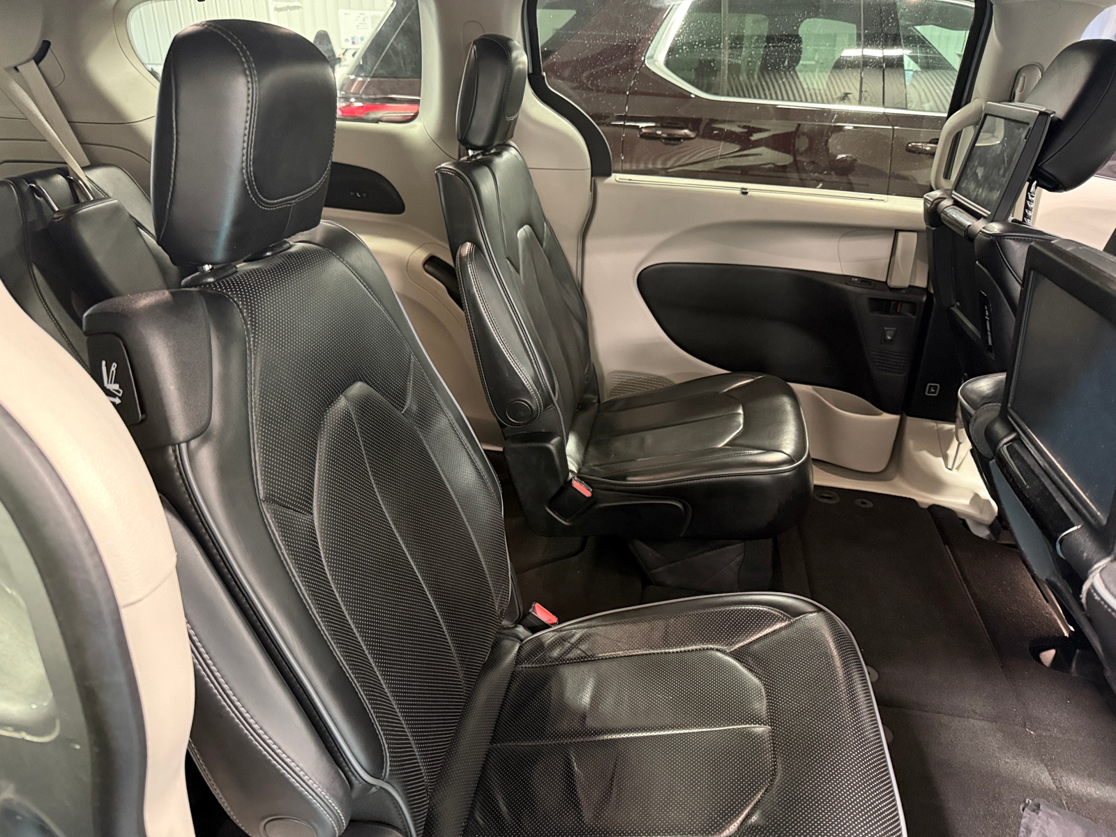 Thumbnail: 2017 Chrysler Pacifica - 5