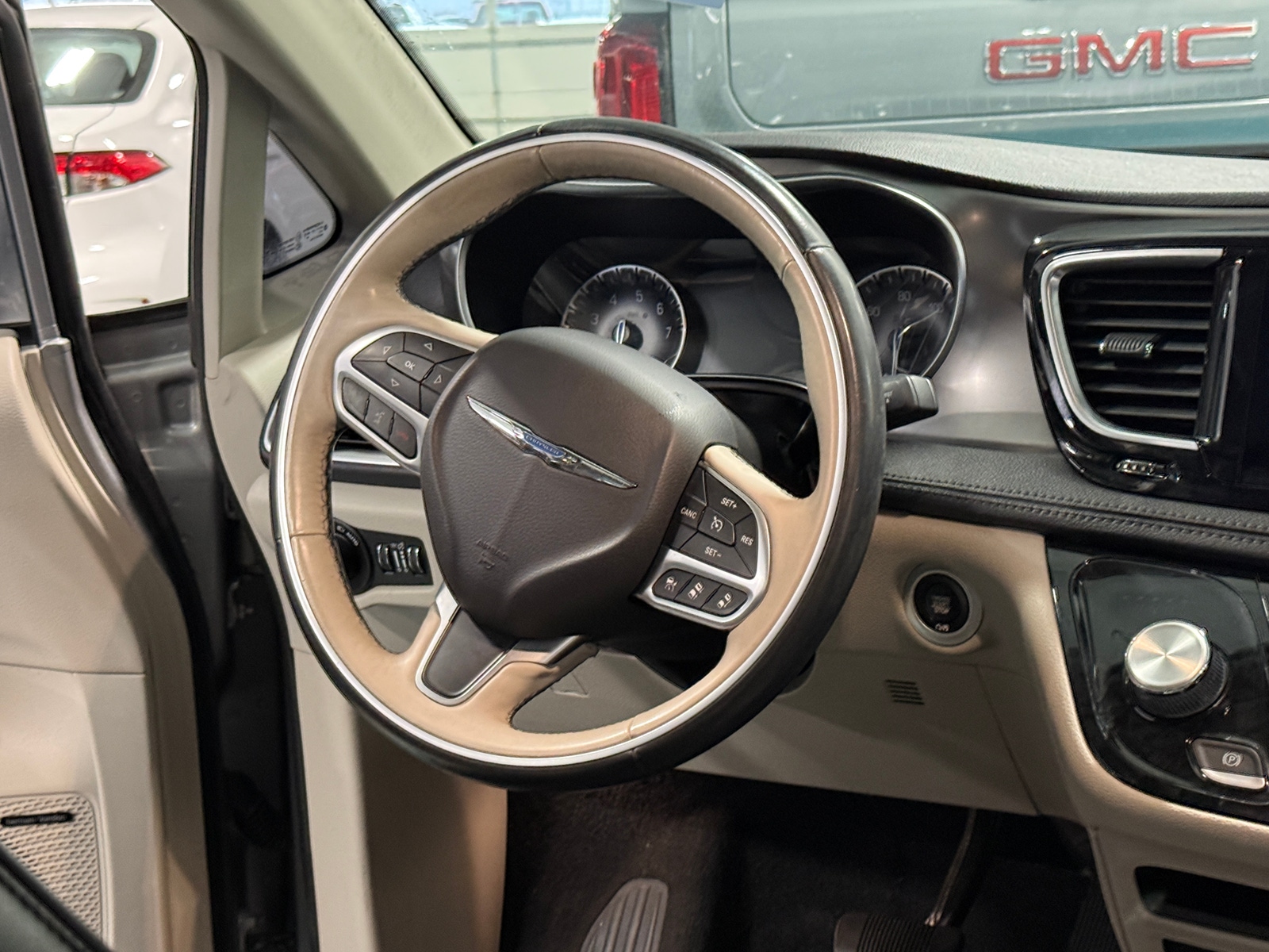 Thumbnail: 2017 Chrysler Pacifica - 4