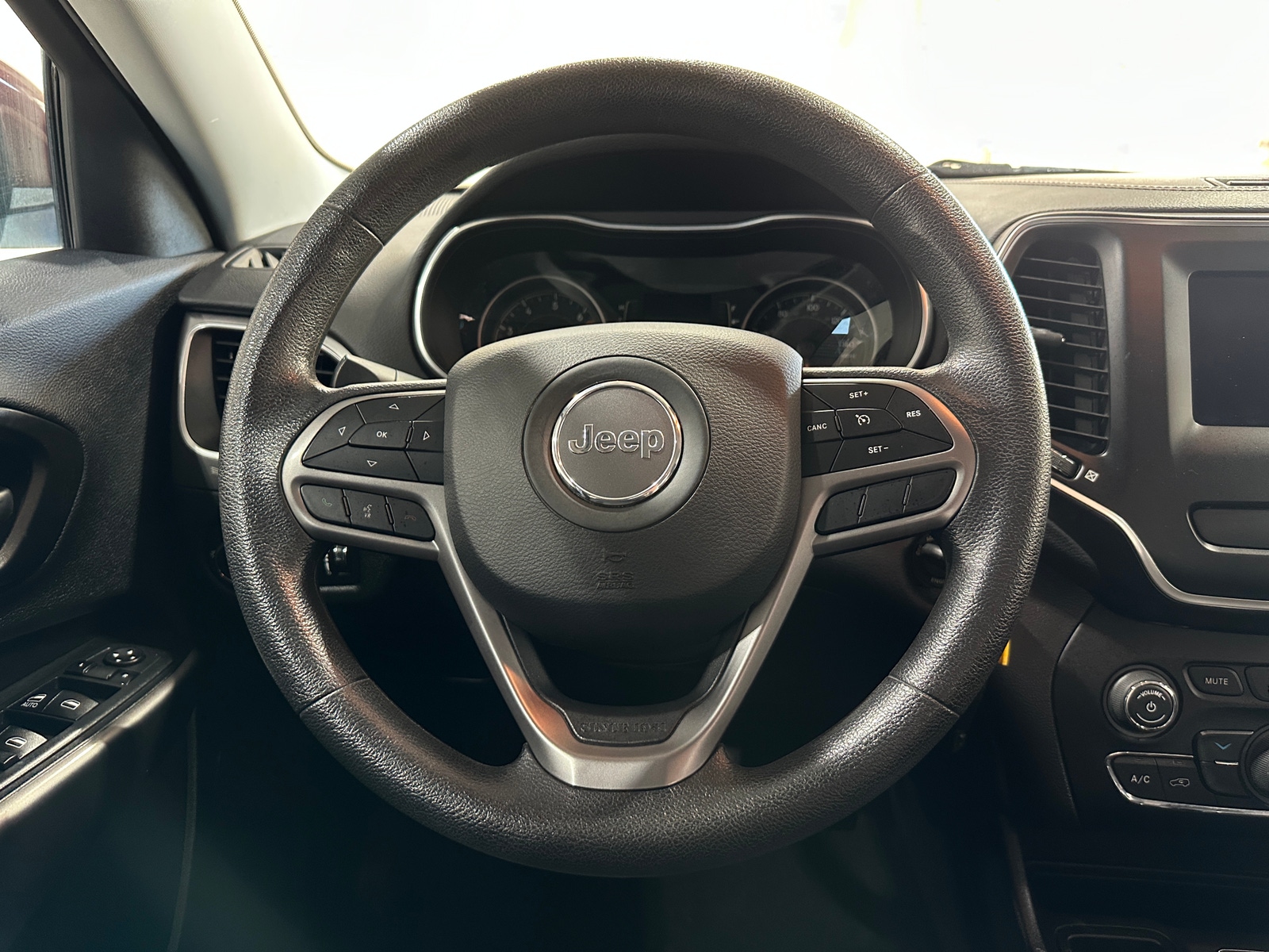 Thumbnail: 2019 Jeep Cherokee - 5