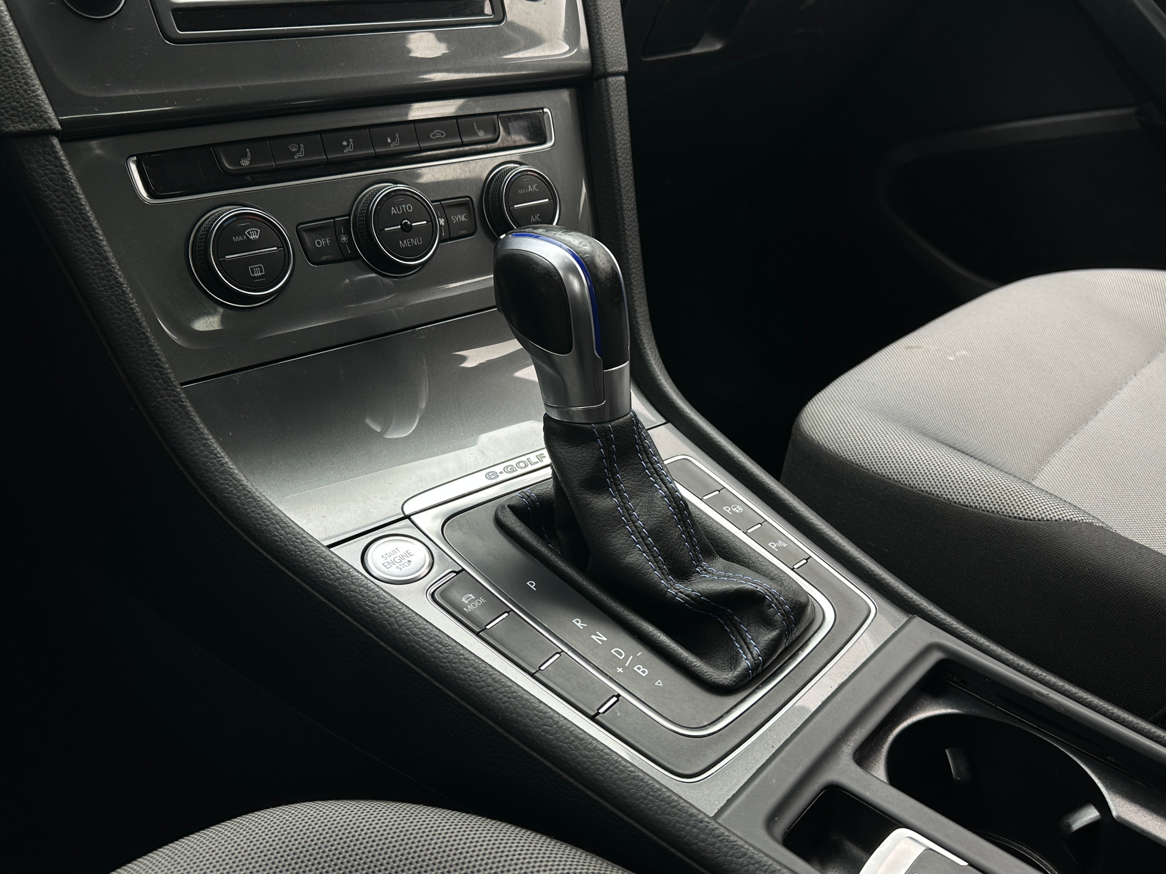 Used 2016 Volkswagen e-Golf e-Golf SE with VIN WVWKP7AUXGW915170 for sale in Oak Creek, WI