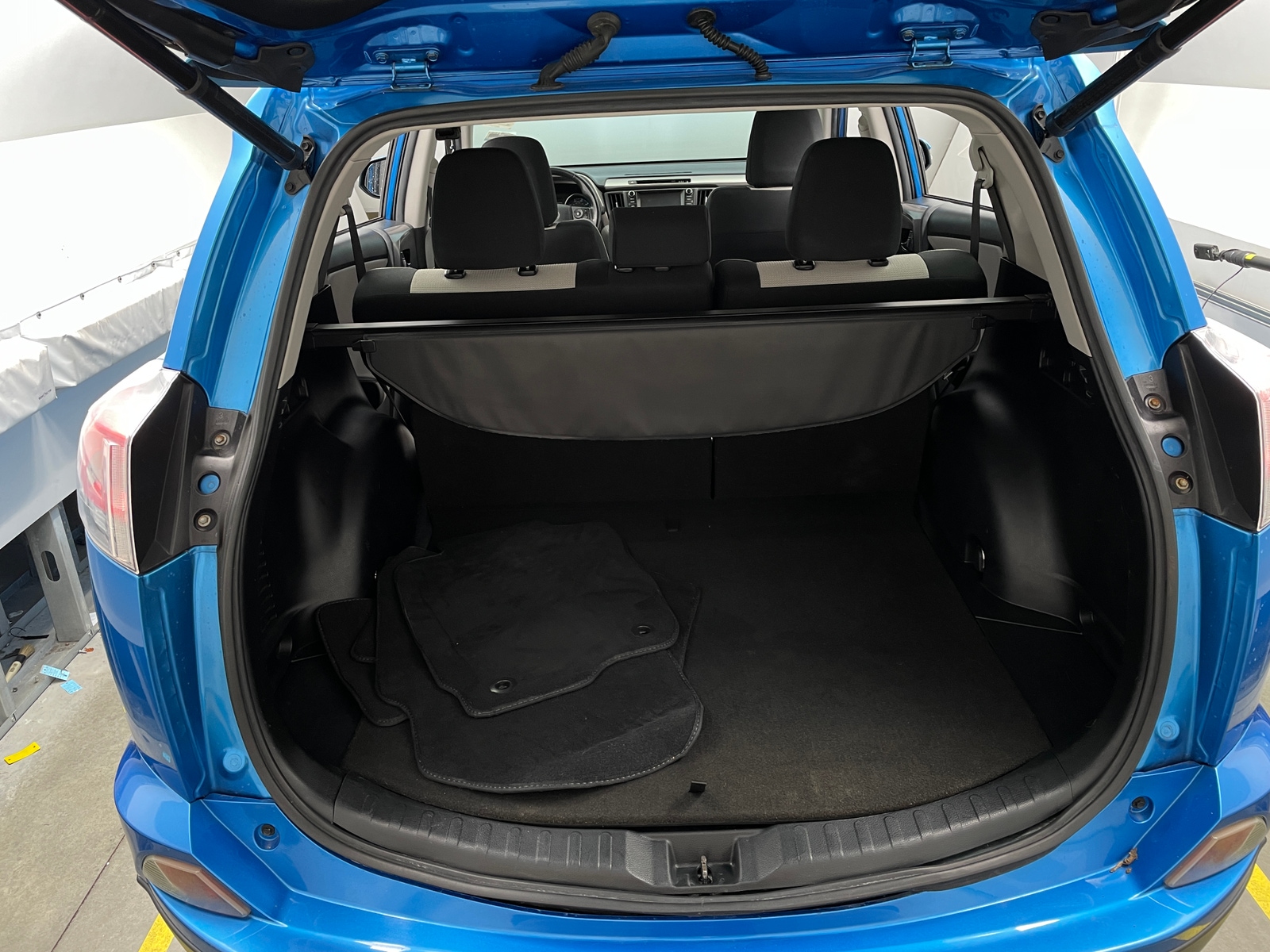 Thumbnail: 2017 Toyota RAV4 - 7