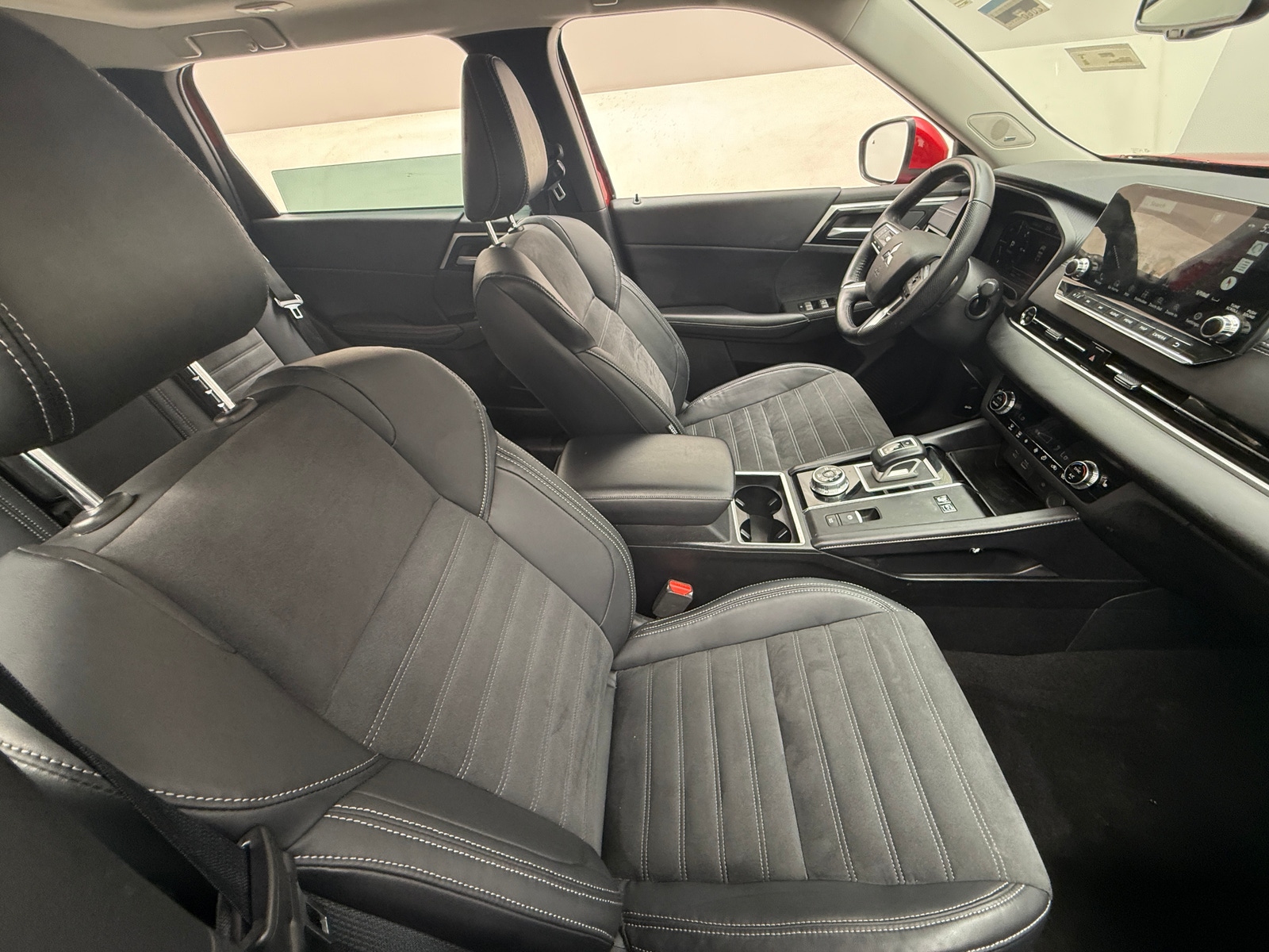 Thumbnail: 2023 Mitsubishi Outlander - 2