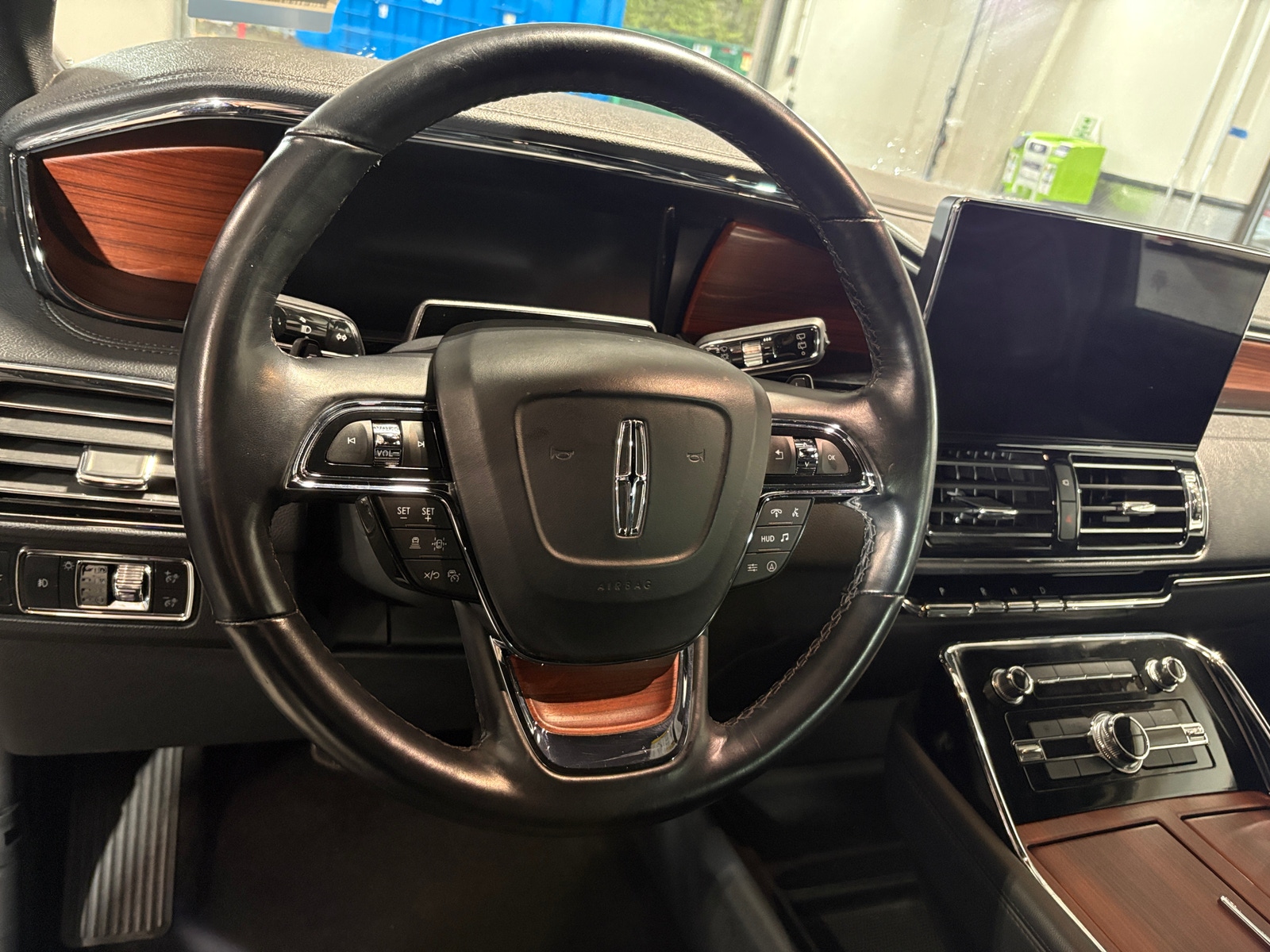 Thumbnail: 2024 Lincoln Navigator - 4