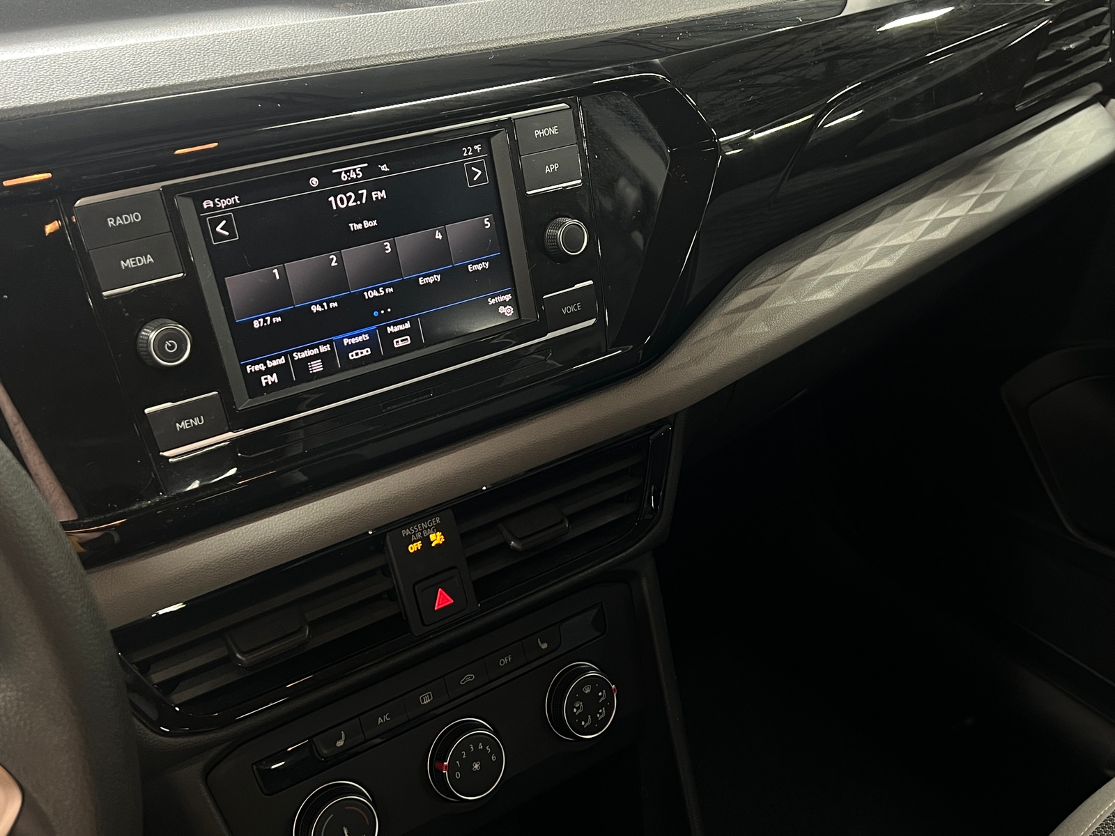 Thumbnail: 2022 Volkswagen Taos - 4