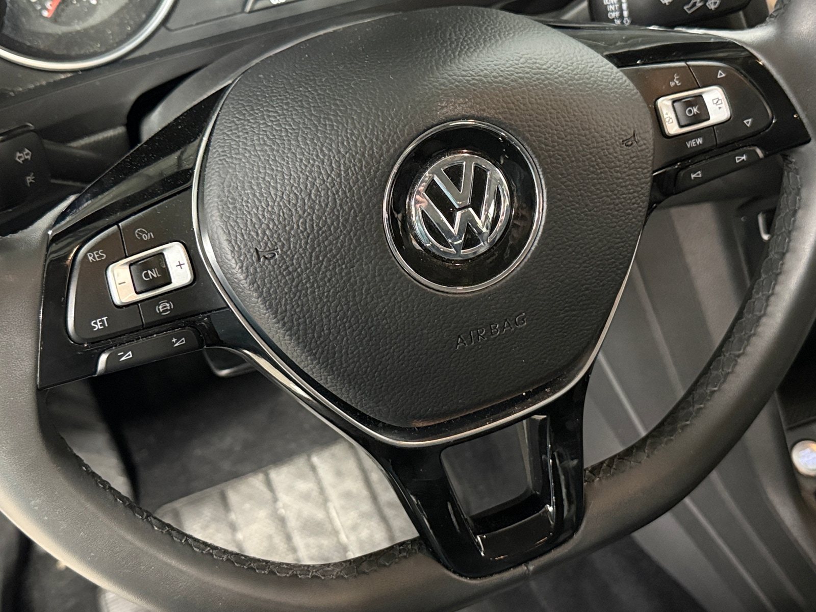 Thumbnail: 2020 Volkswagen Tiguan - 4