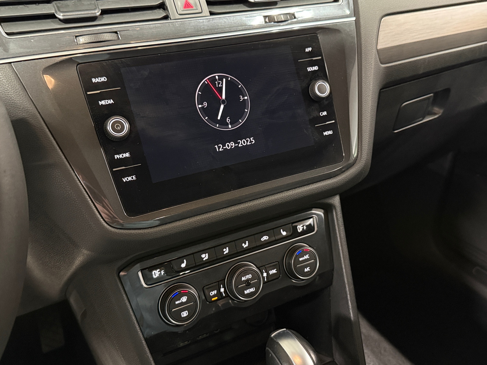 Thumbnail: 2020 Volkswagen Tiguan - 3