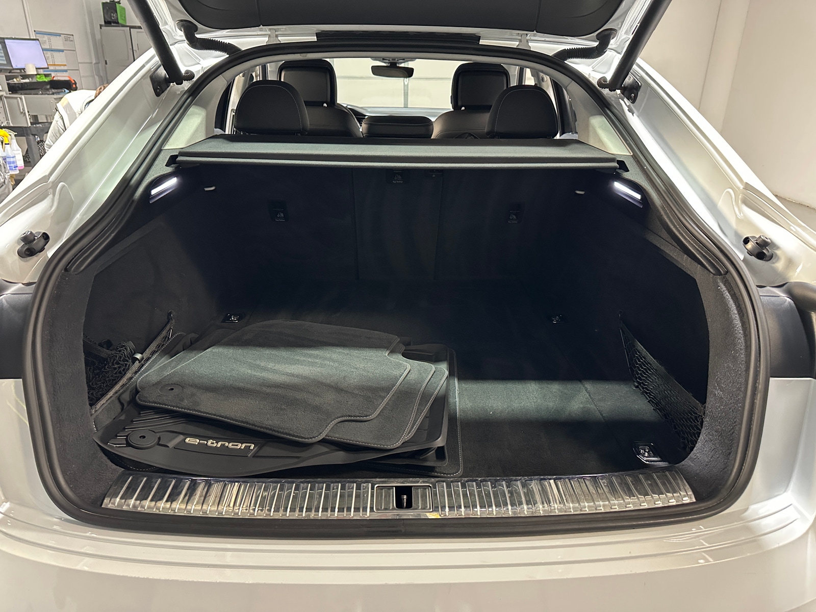 Thumbnail: 2021 Audi e-tron S - 6