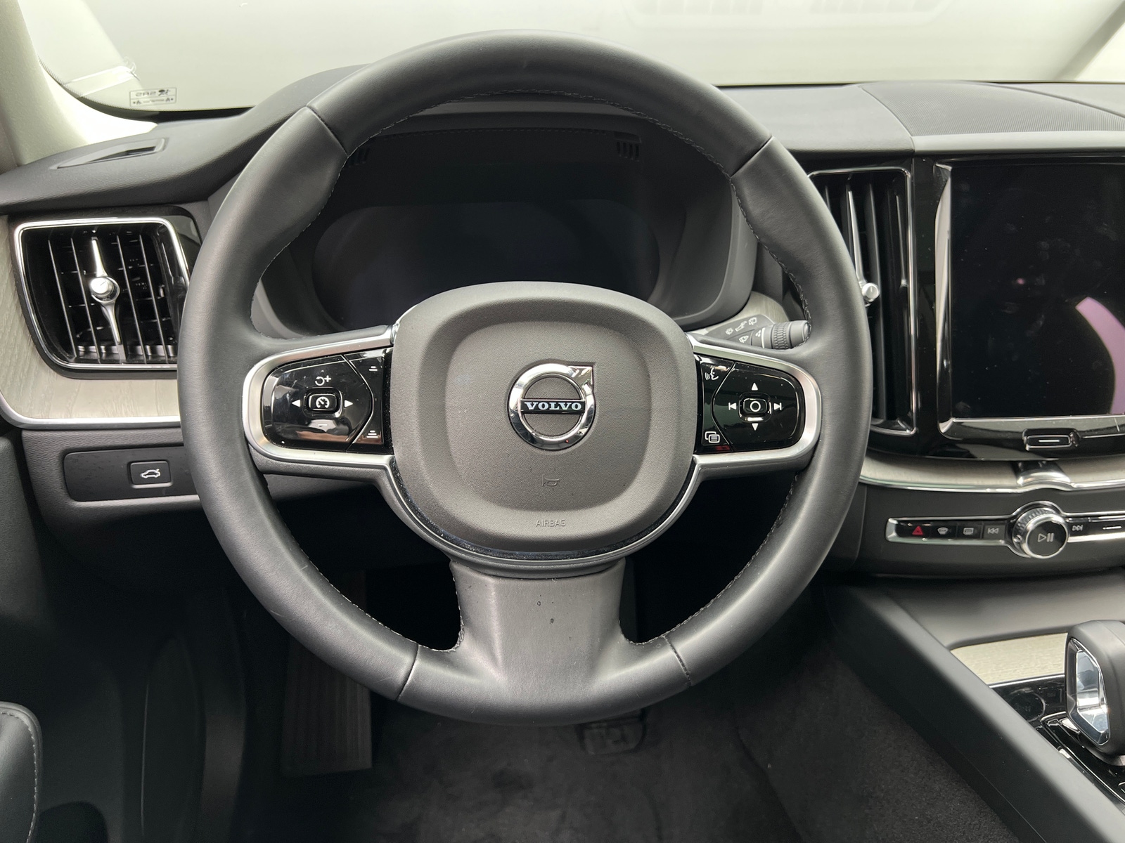 Thumbnail: 2025 Volvo XC60 - 4