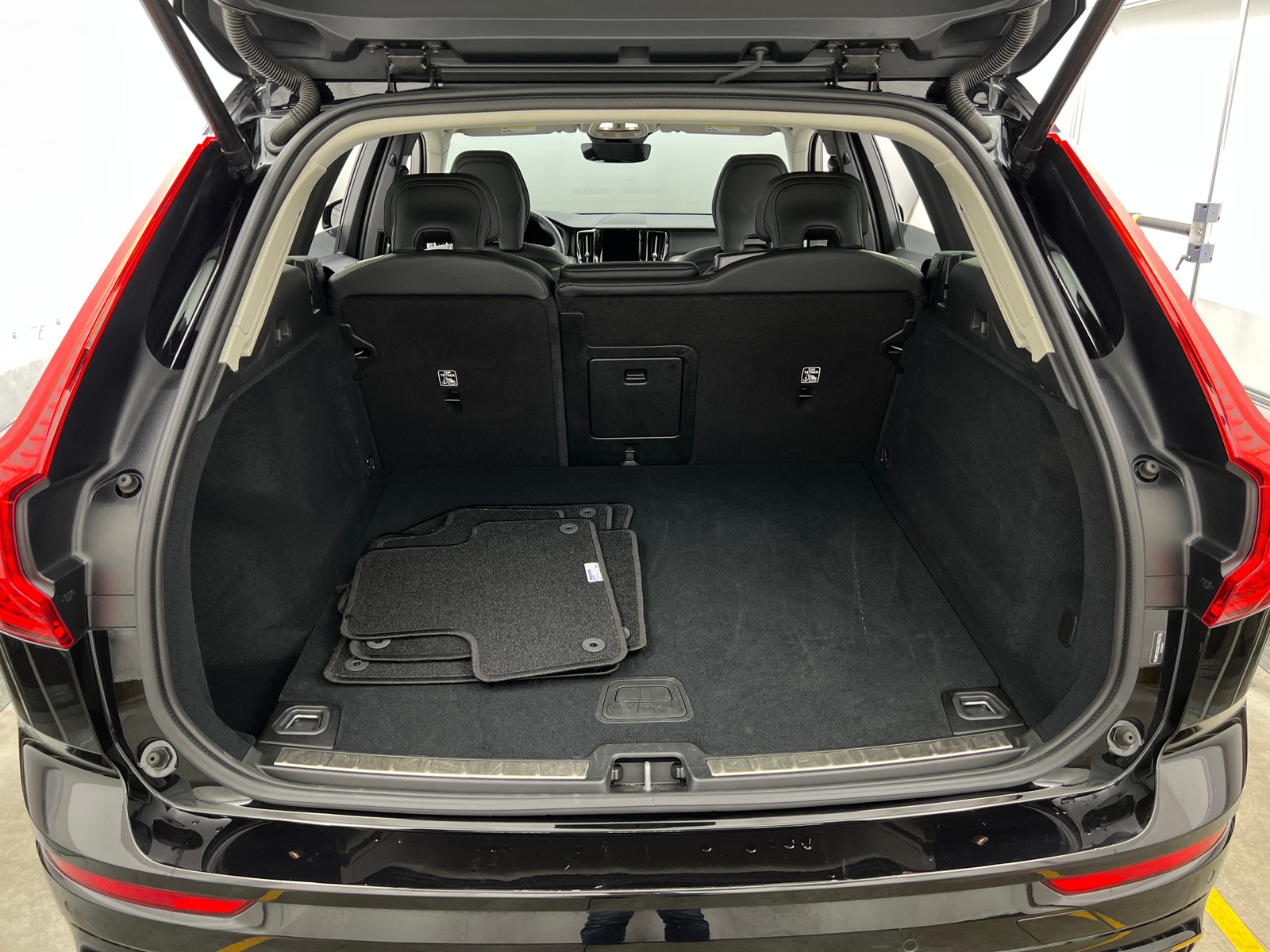 Thumbnail: 2025 Volvo XC60 - 6