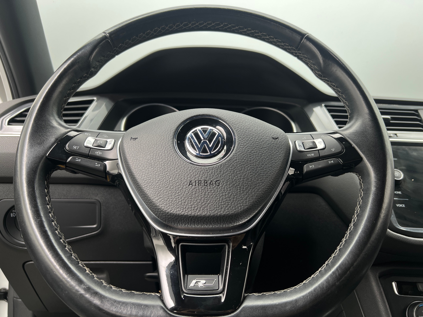 Thumbnail: 2021 Volkswagen Tiguan - 4