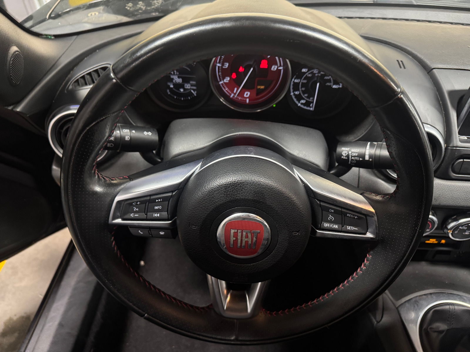 Thumbnail: 2017 Fiat 124 Spider - 4