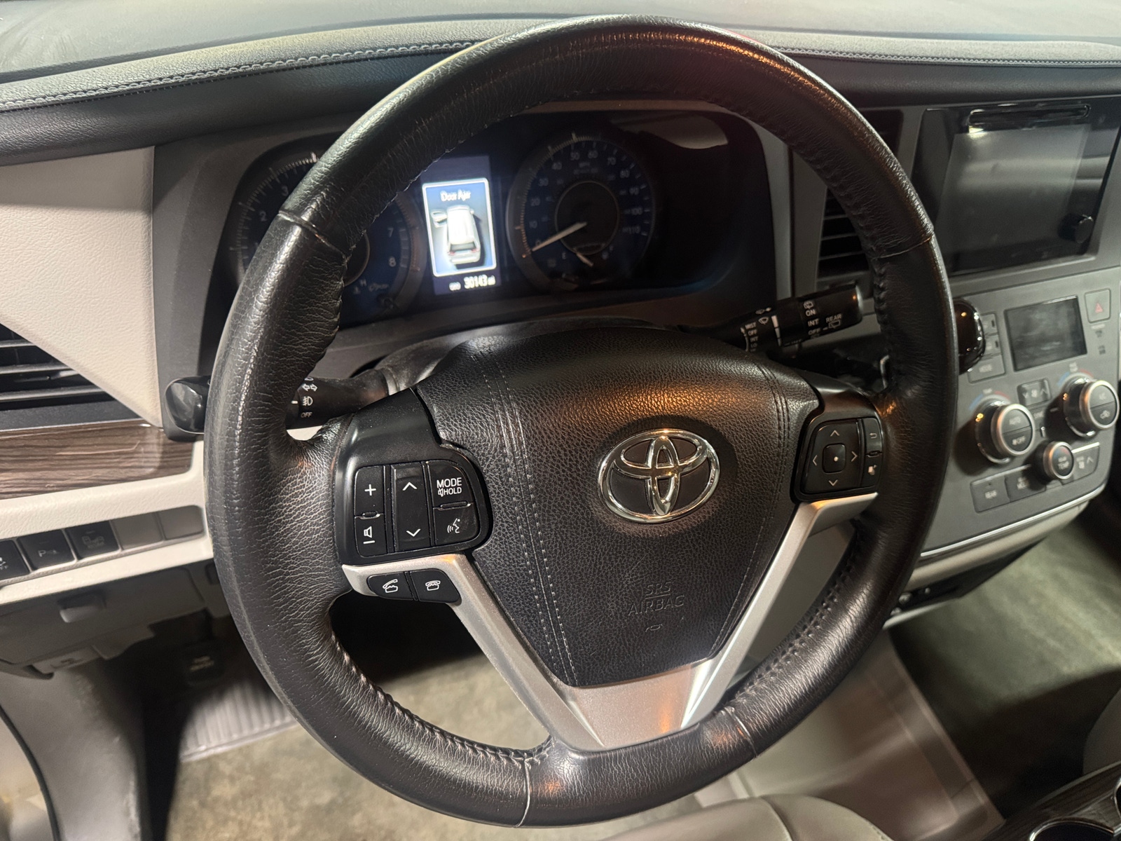 Thumbnail: 2017 Toyota Sienna - 4