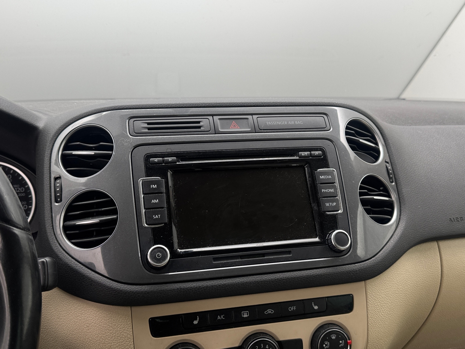 Thumbnail: 2014 Volkswagen Tiguan - 3