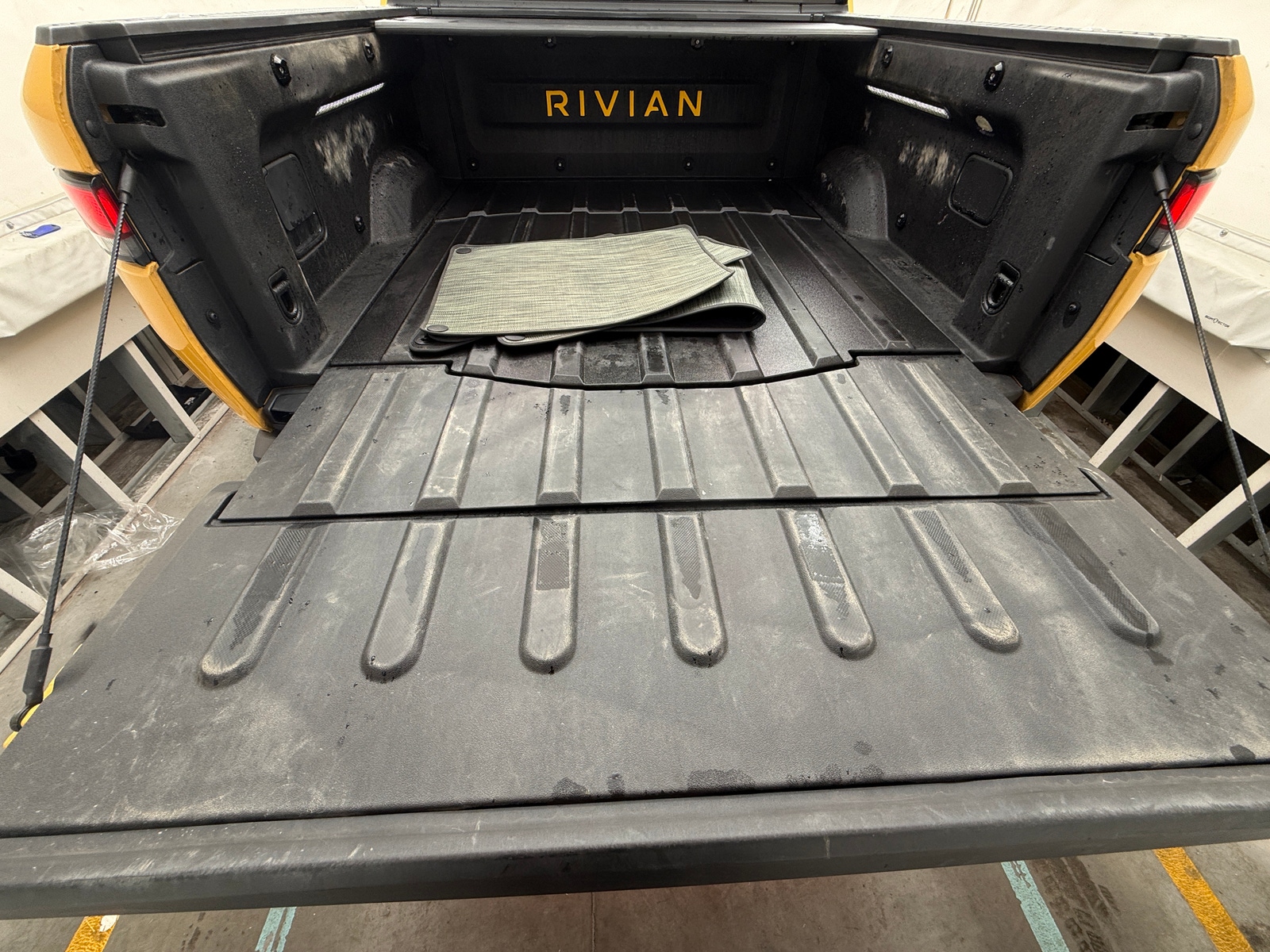 Thumbnail: 2022 Rivian R1T - 6
