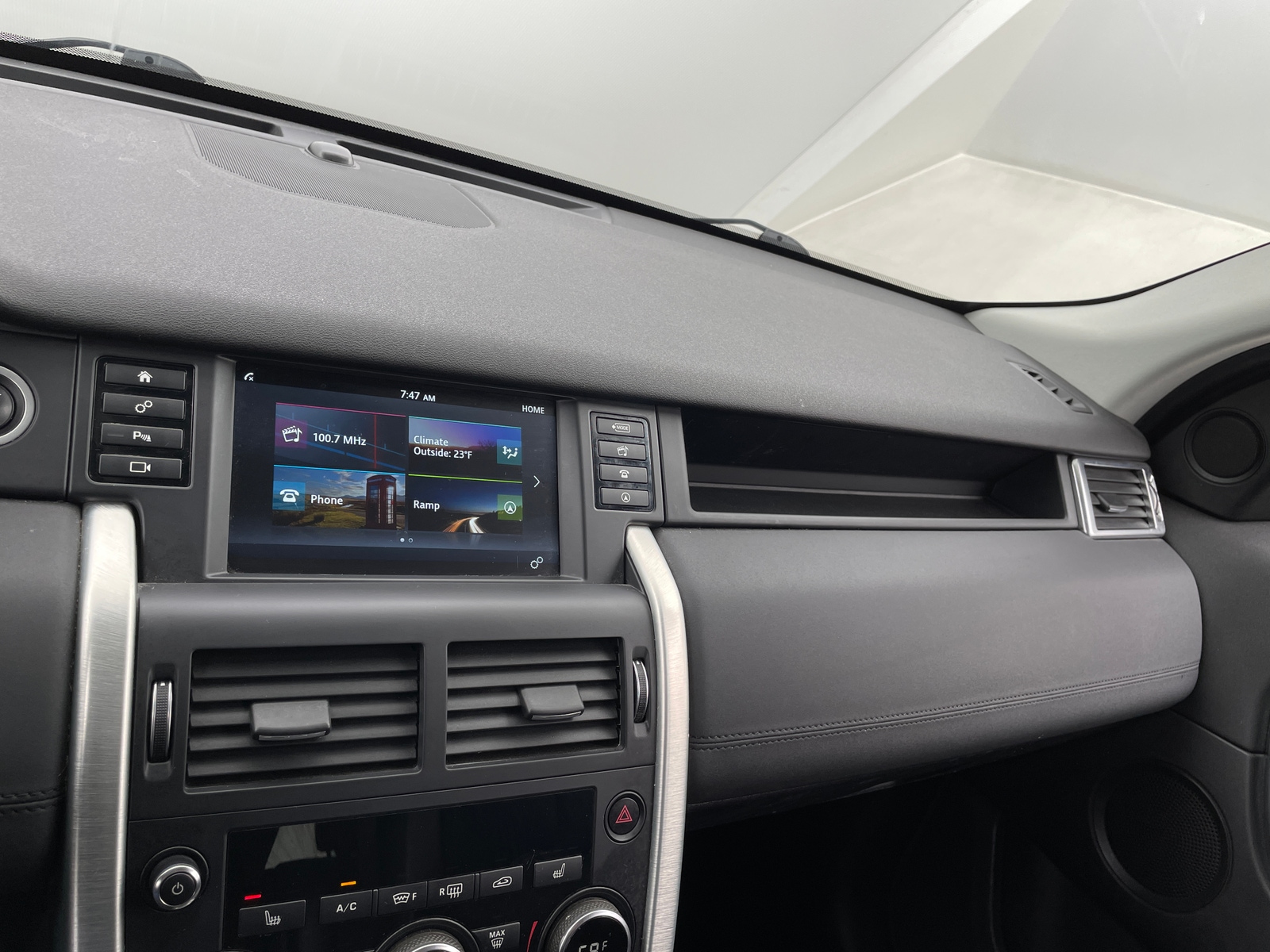 Thumbnail: 2018 Land Rover Discovery Sport - 4