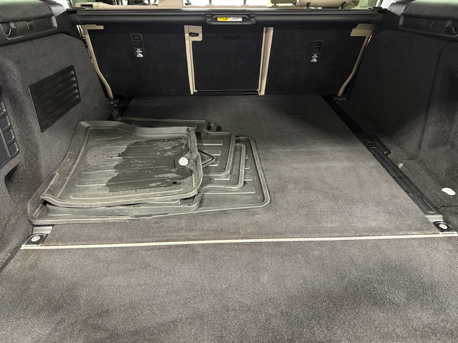 Thumbnail: 2019 Land Rover Discovery - 6