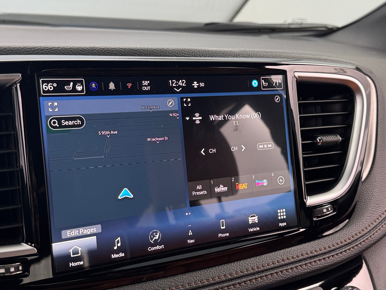 Thumbnail: 2026 Chrysler Pacifica - 3