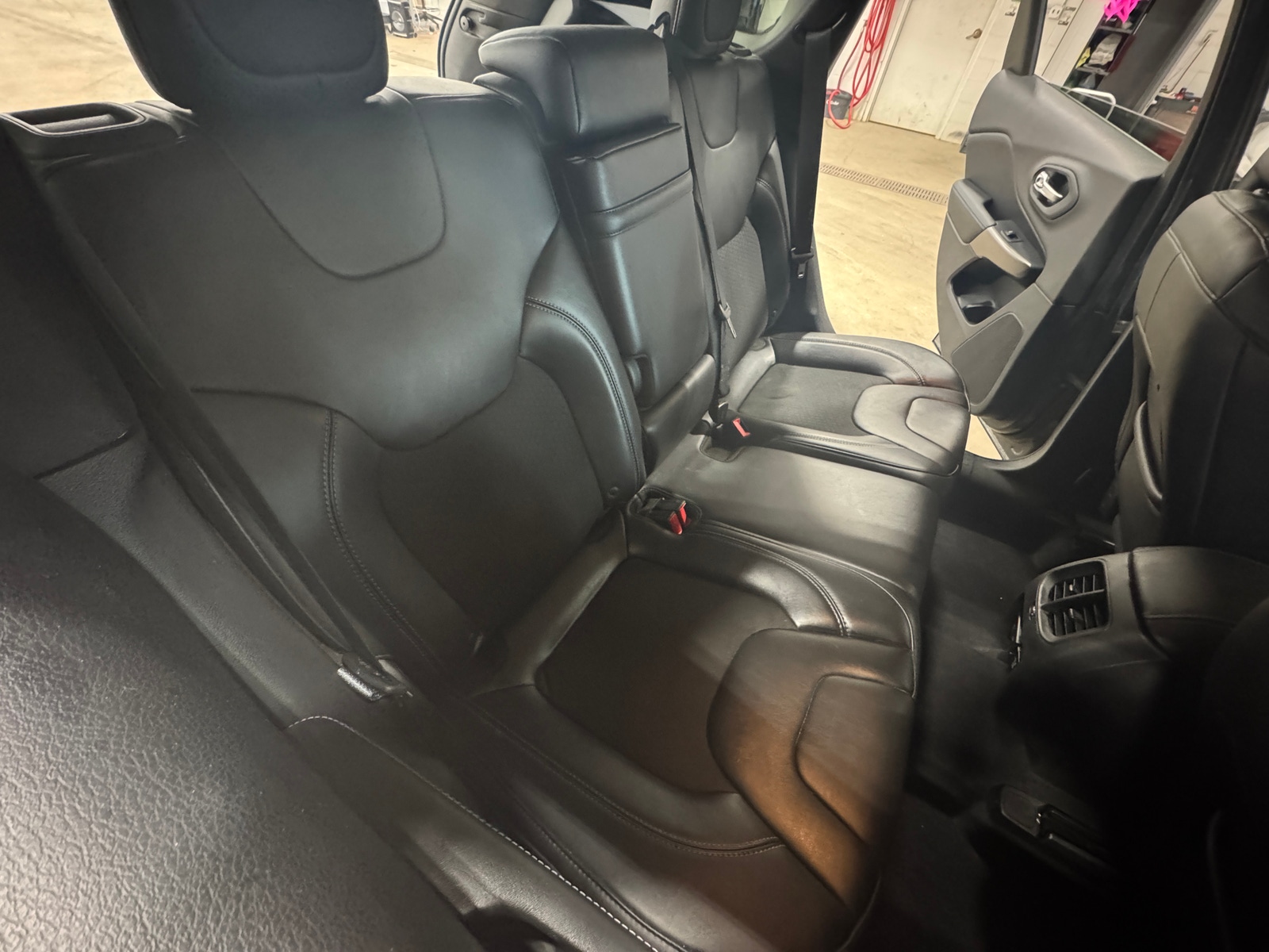 Thumbnail: 2019 Jeep Cherokee - 6