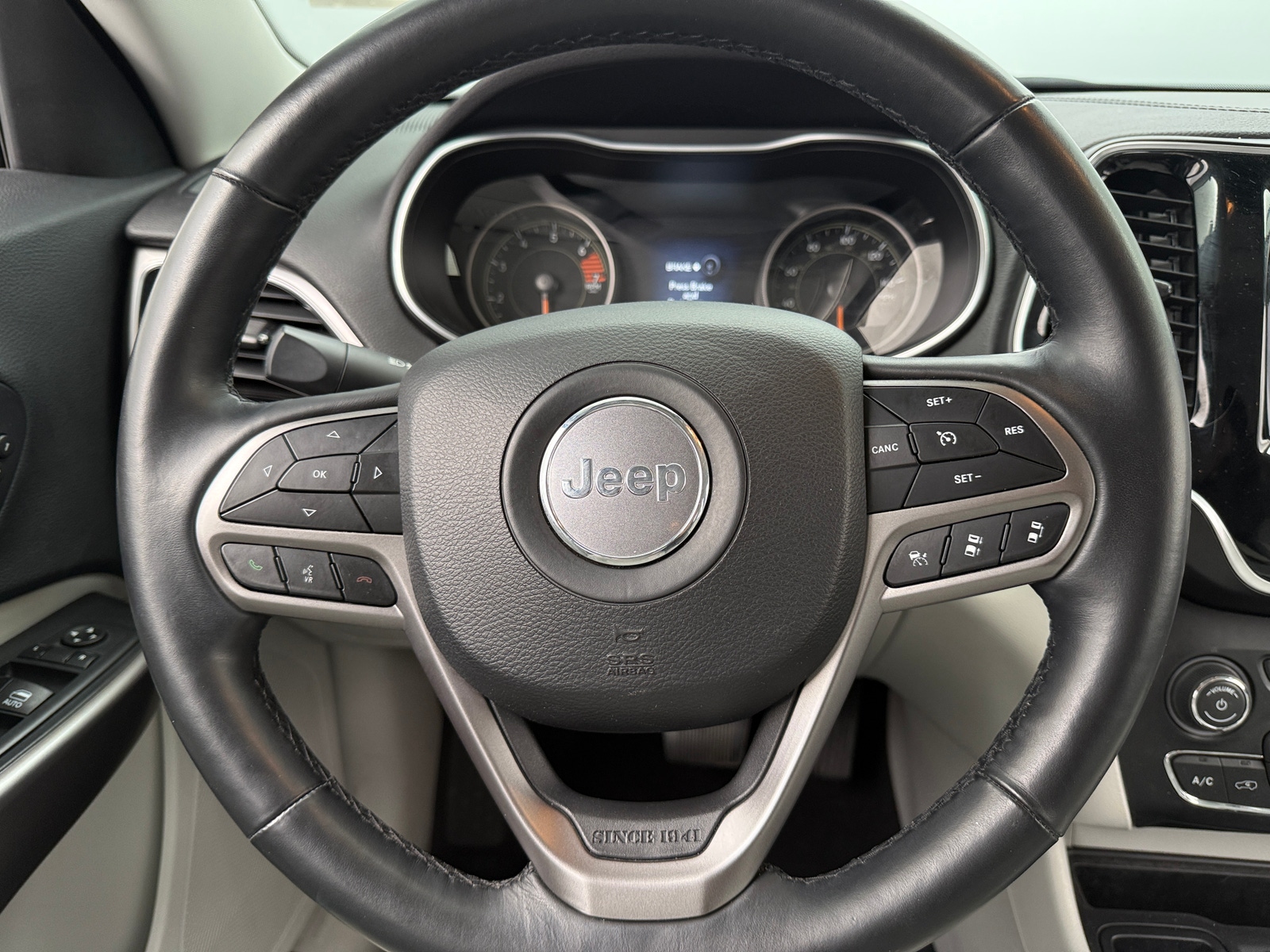 Thumbnail: 2019 Jeep Cherokee - 4