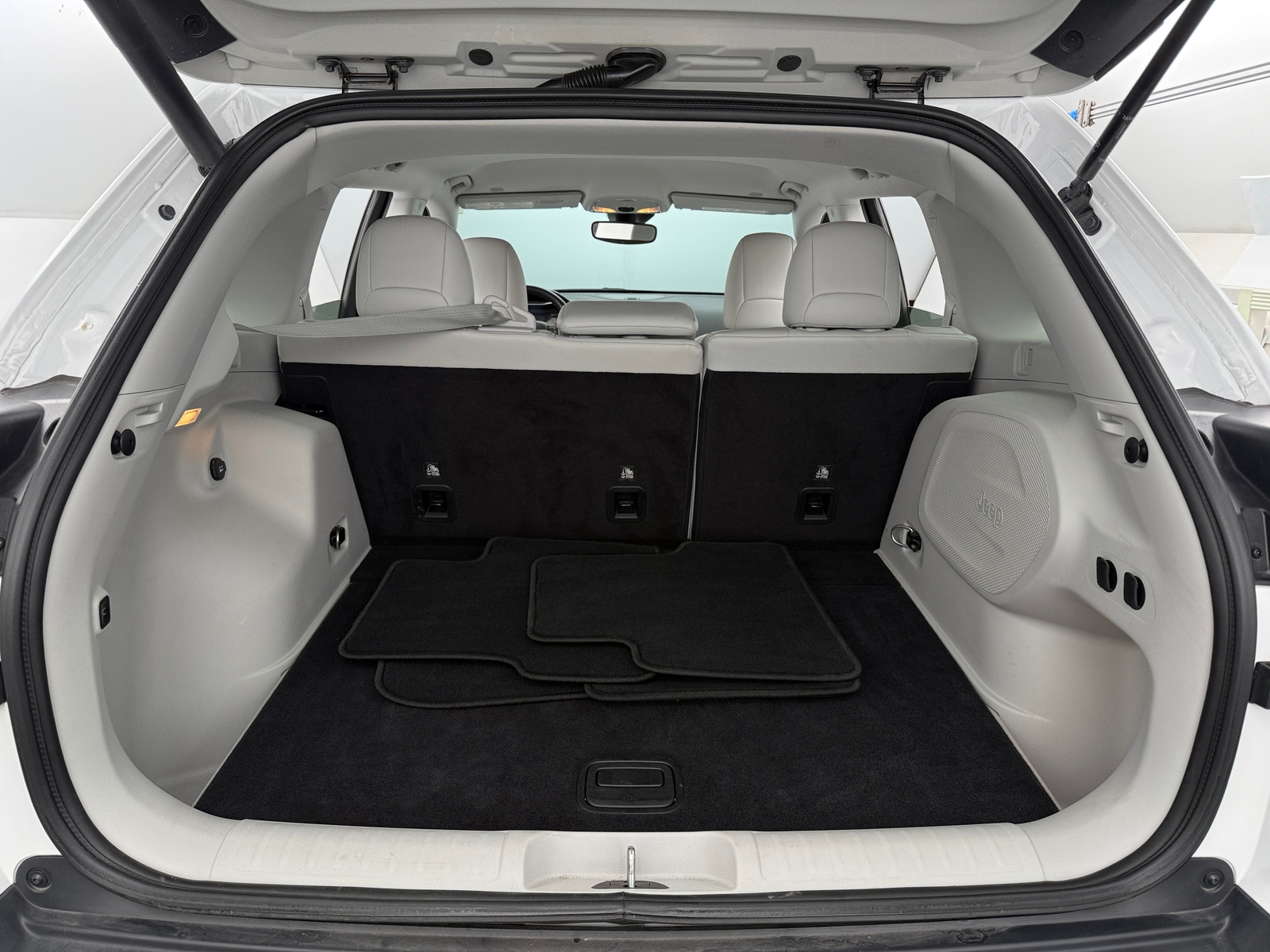 Thumbnail: 2019 Jeep Cherokee - 6