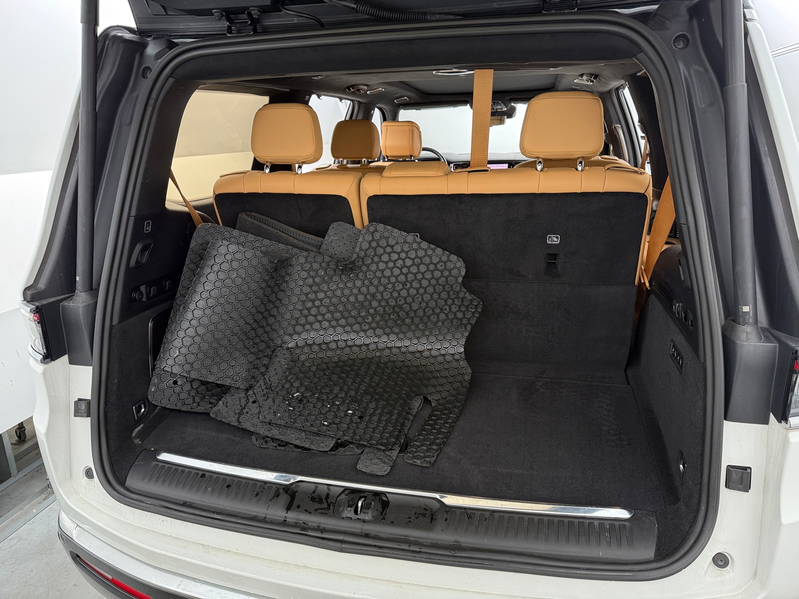 Thumbnail: 2022 Jeep Grand Wagoneer - 6