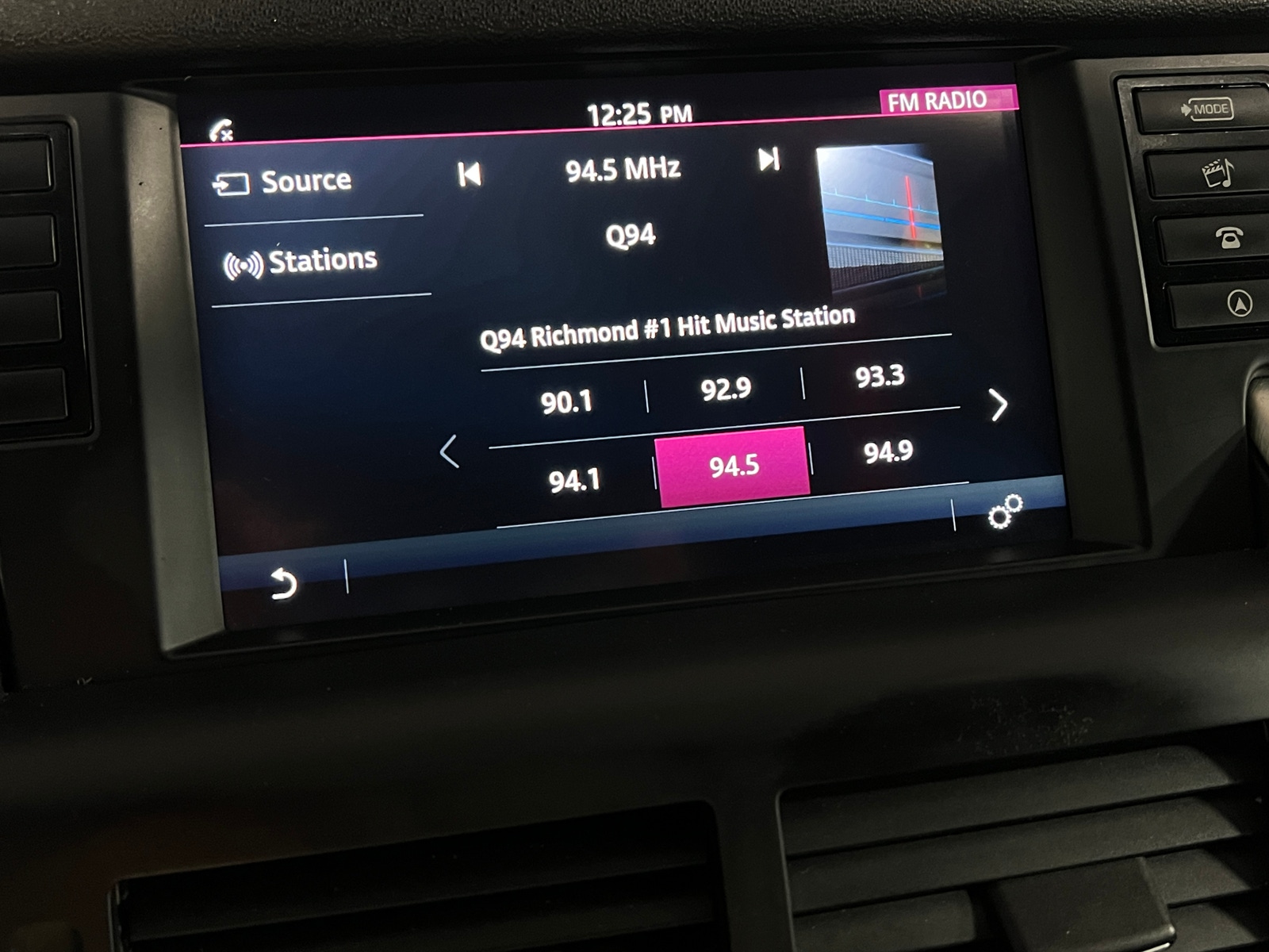 Thumbnail: 2018 Land Rover Discovery Sport - 3