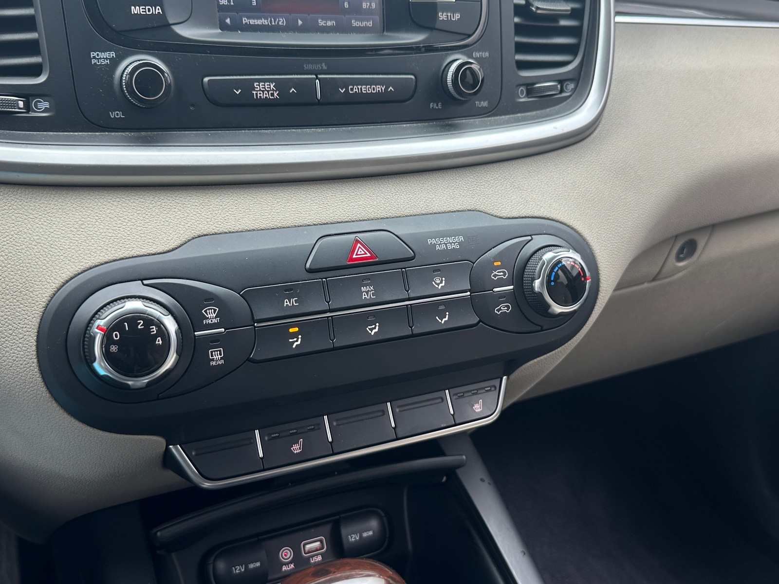 Thumbnail: 2016 Kia Sorento - 4