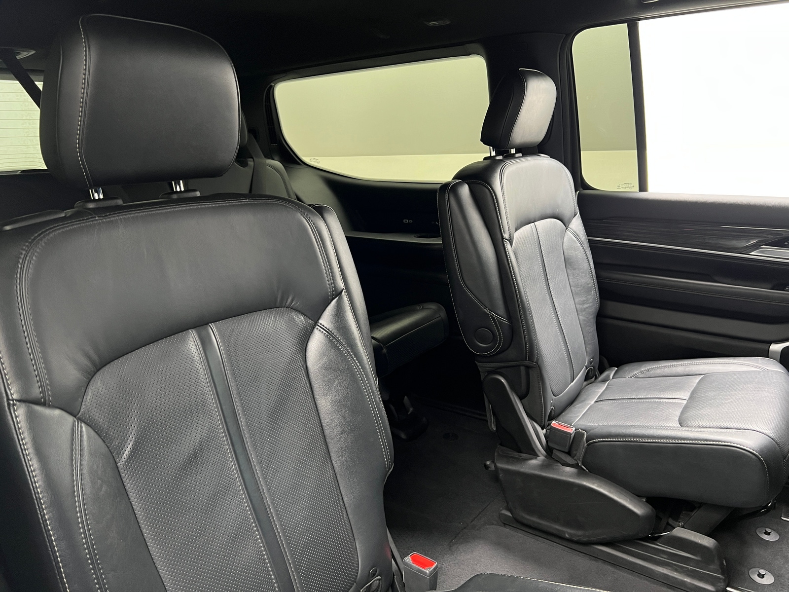 Thumbnail: 2022 Jeep Wagoneer - 5