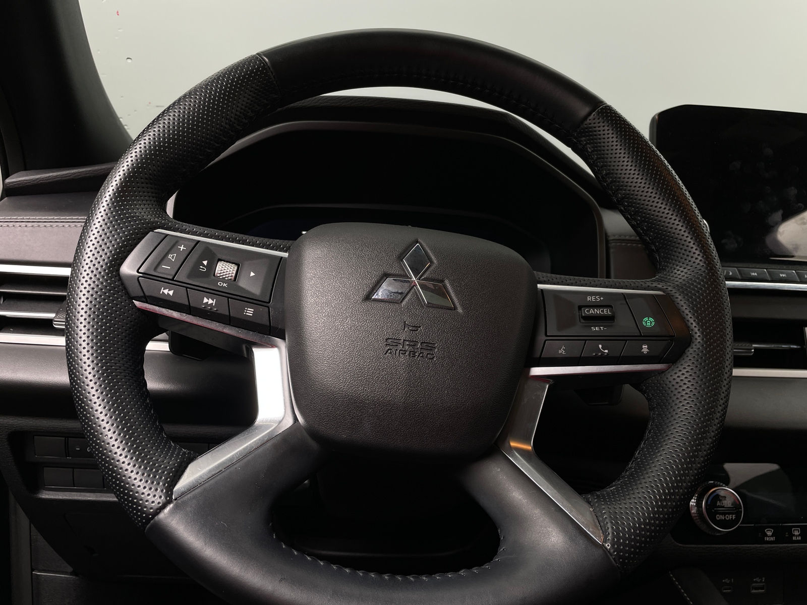 Thumbnail: 2024 Mitsubishi Outlander - 4