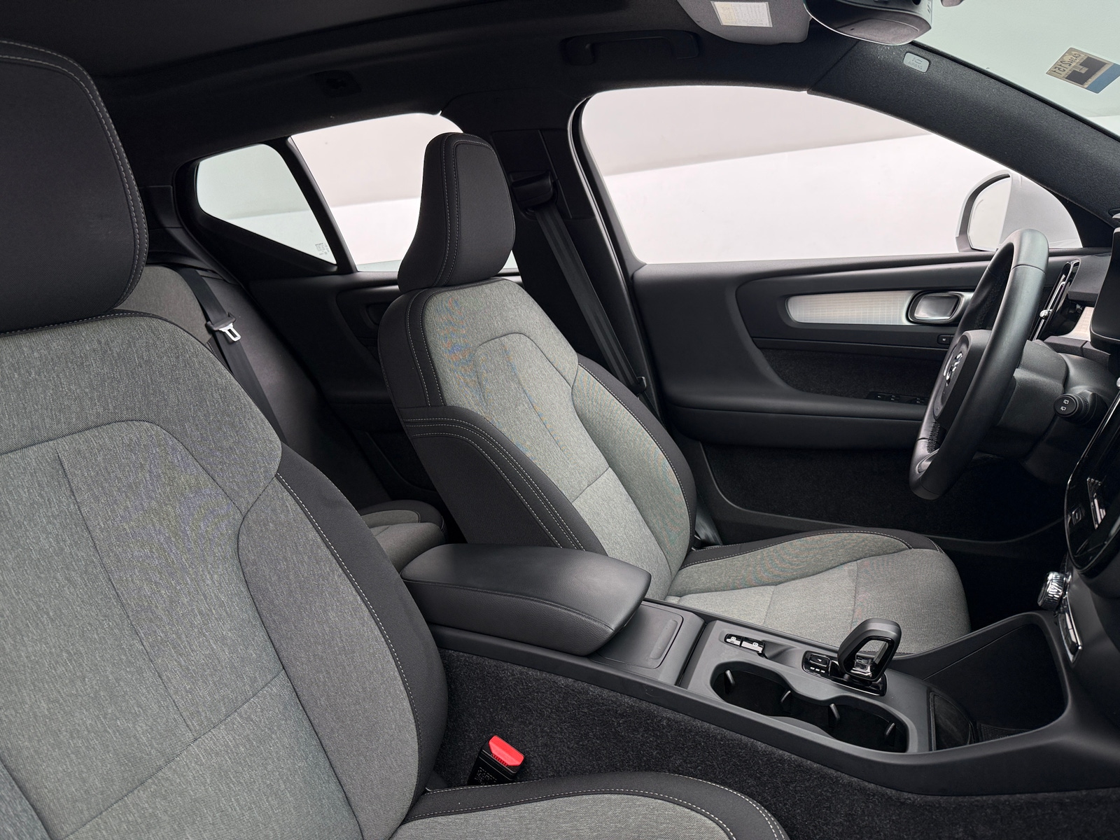 Thumbnail: 2025 Volvo XC40 - 2