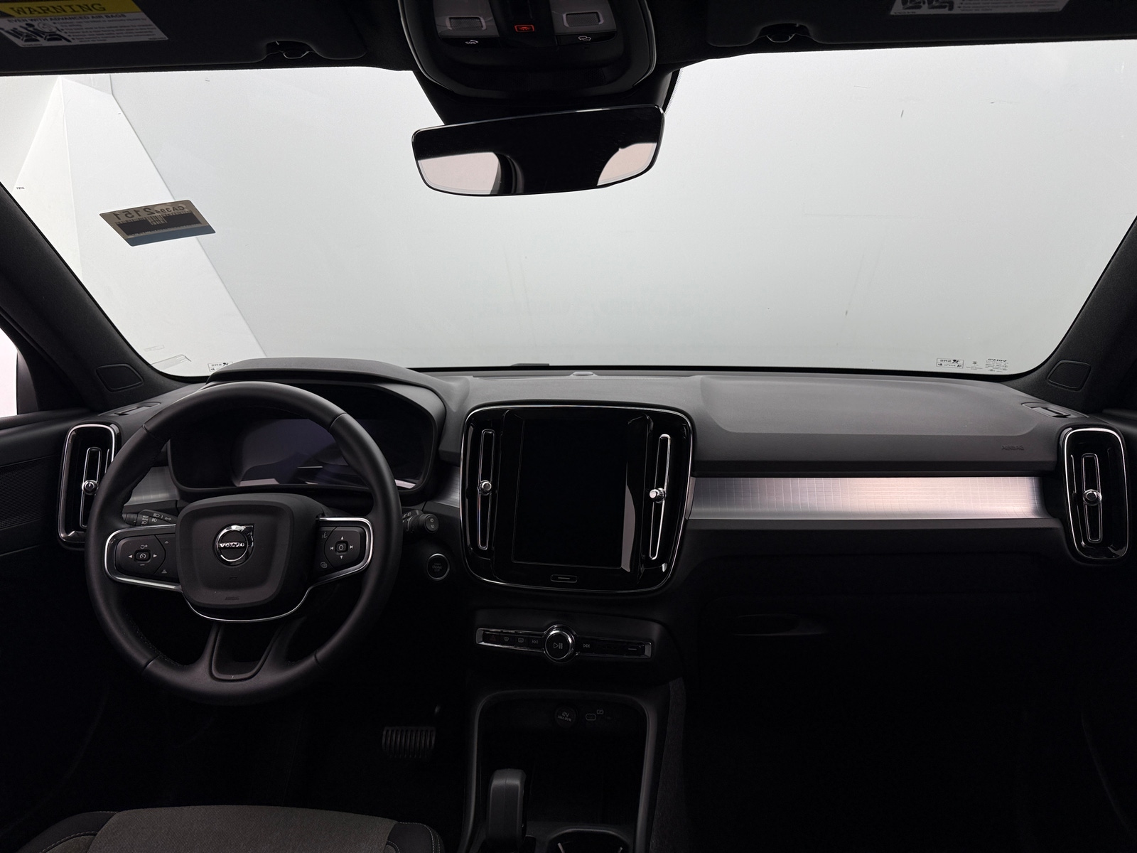 Thumbnail: 2025 Volvo XC40 - 3