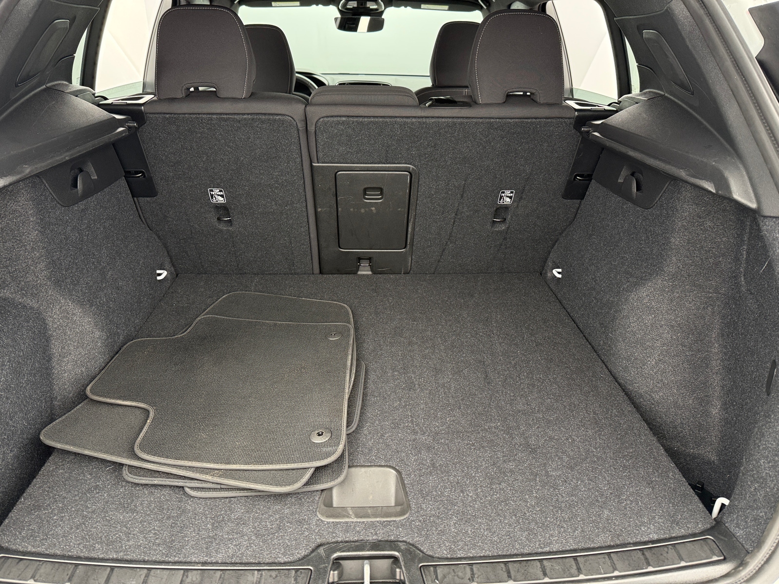 Thumbnail: 2025 Volvo XC40 - 7