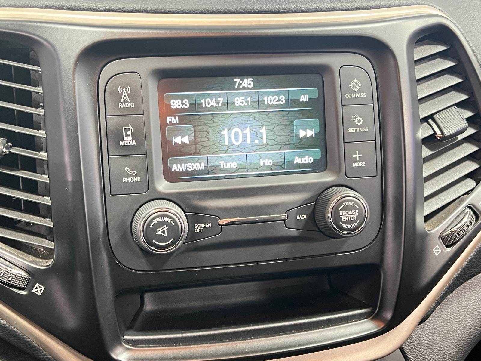 Thumbnail: 2018 Jeep Cherokee - 4