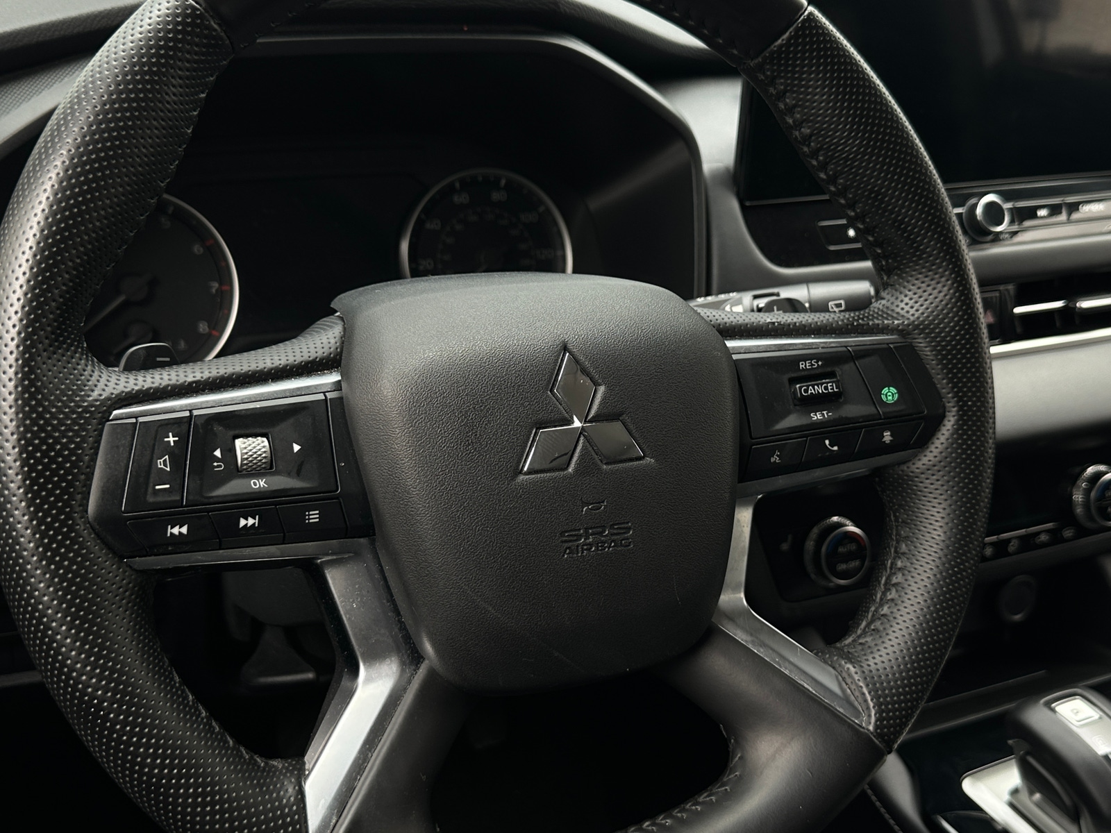 Thumbnail: 2025 Mitsubishi Outlander - 4