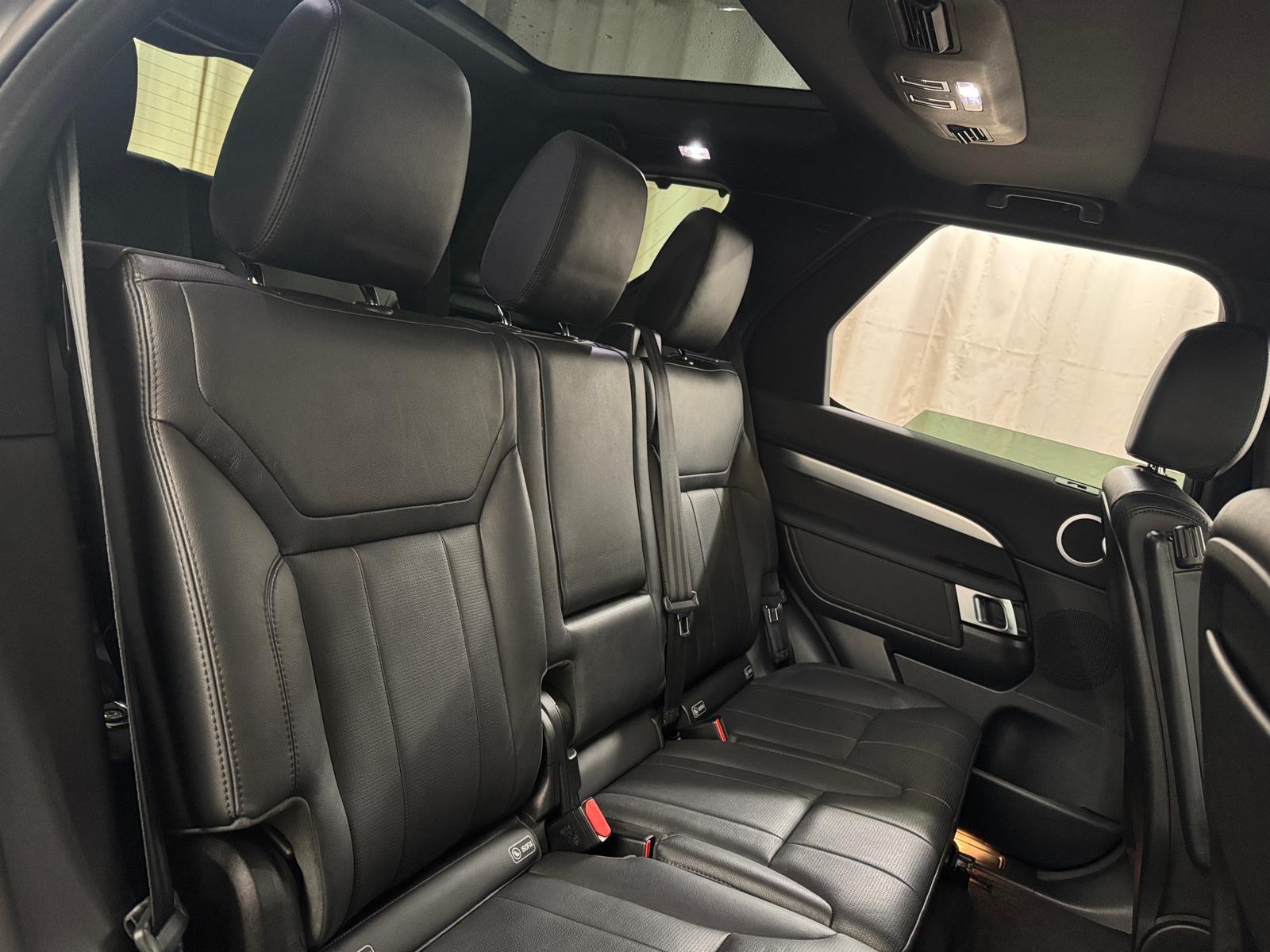 Thumbnail: 2020 Land Rover Discovery - 5