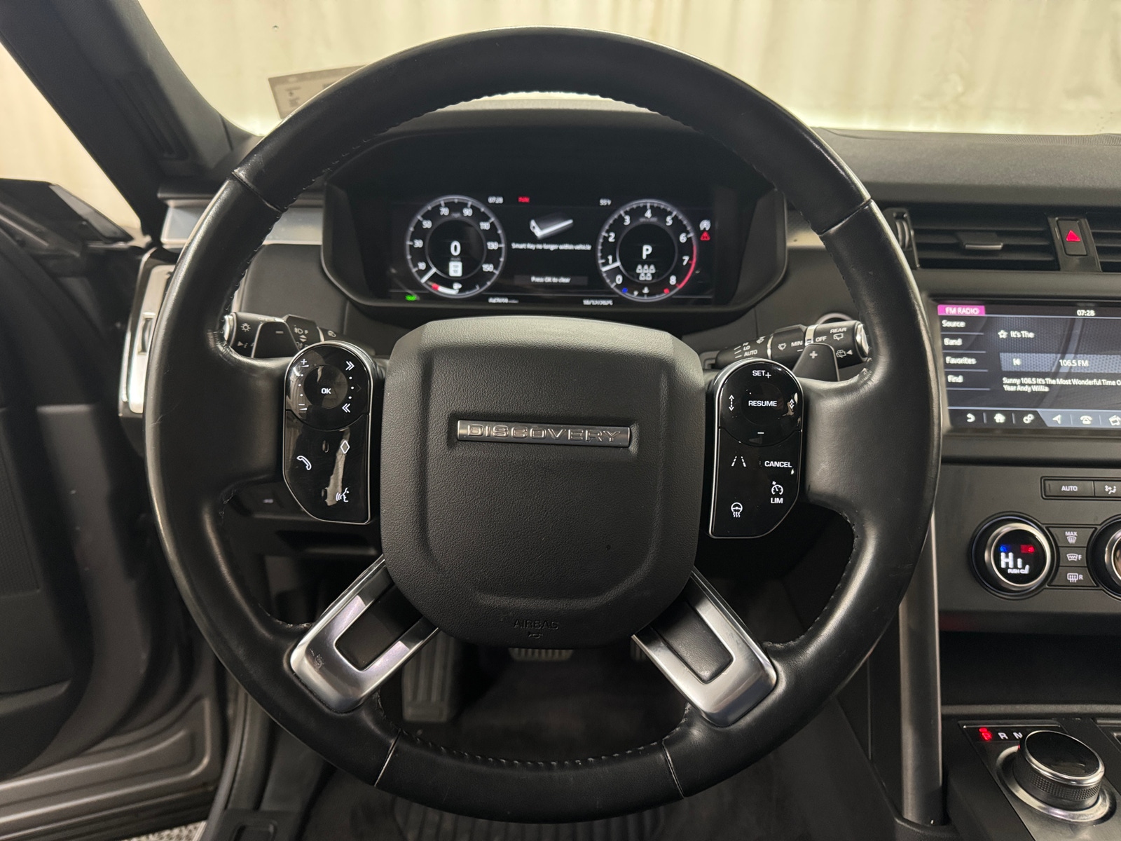 Thumbnail: 2020 Land Rover Discovery - 4