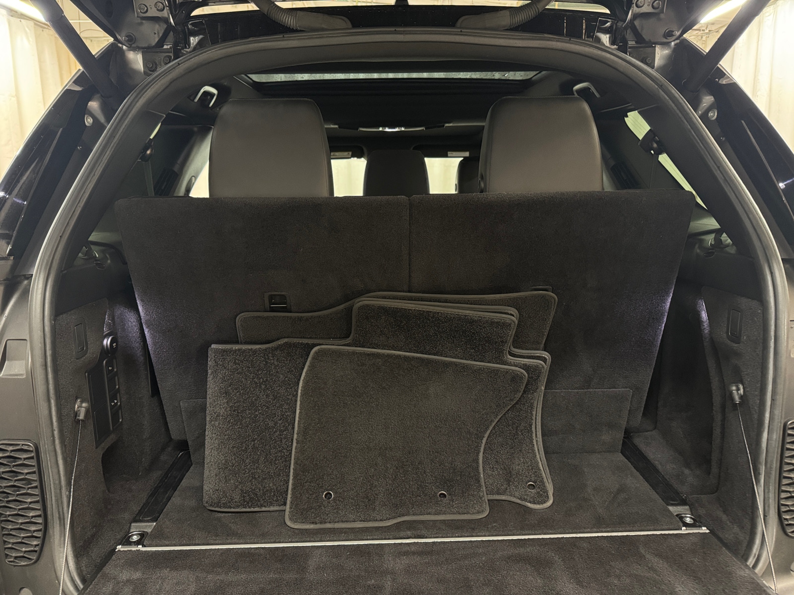 Thumbnail: 2020 Land Rover Discovery - 6