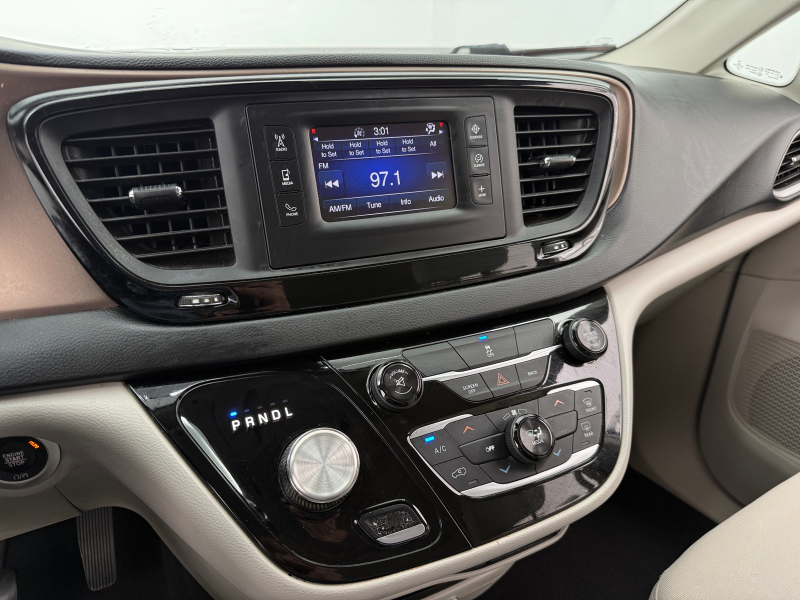 Thumbnail: 2017 Chrysler Pacifica - 4