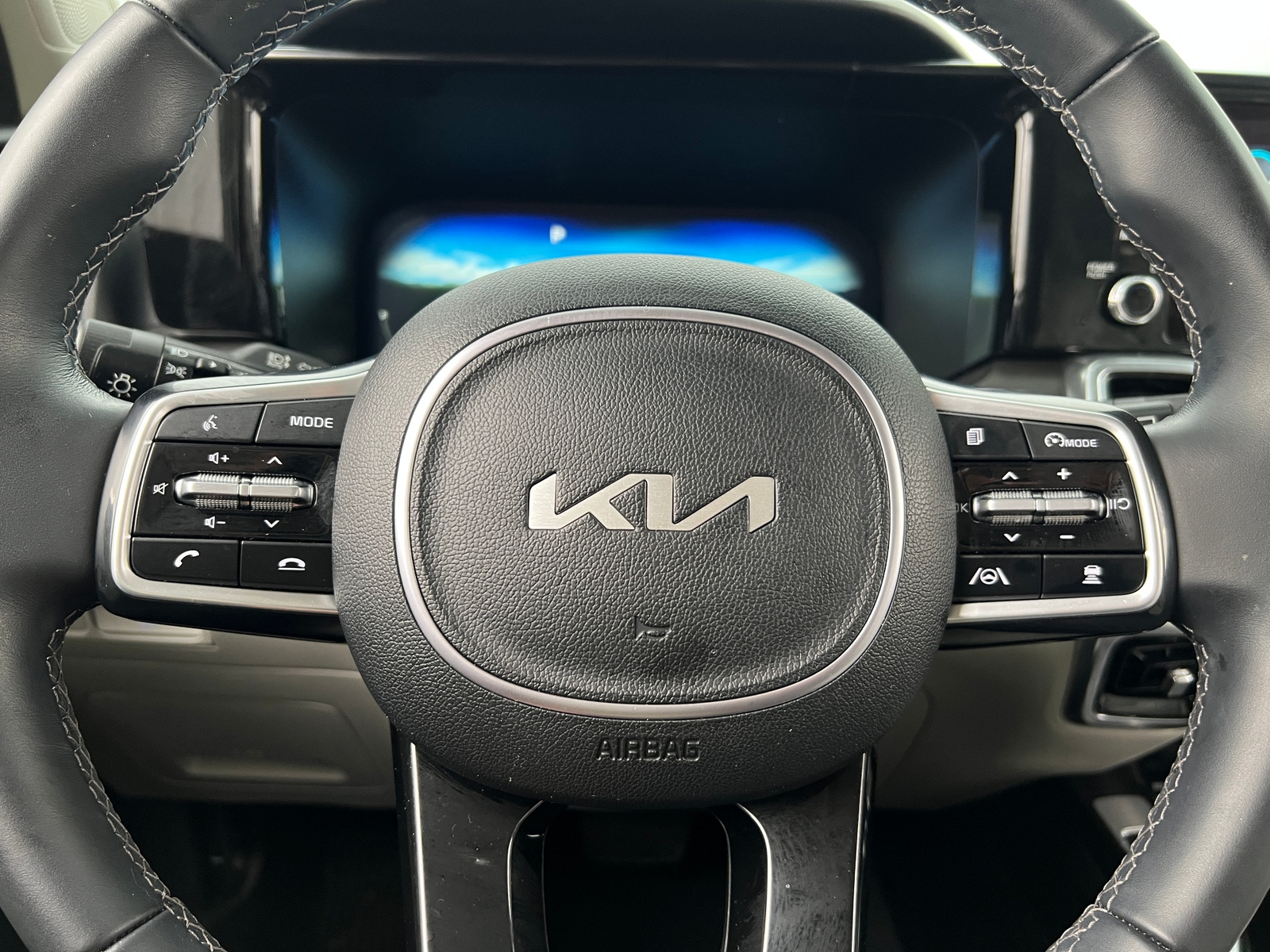 Thumbnail: 2023 Kia Sorento - 4