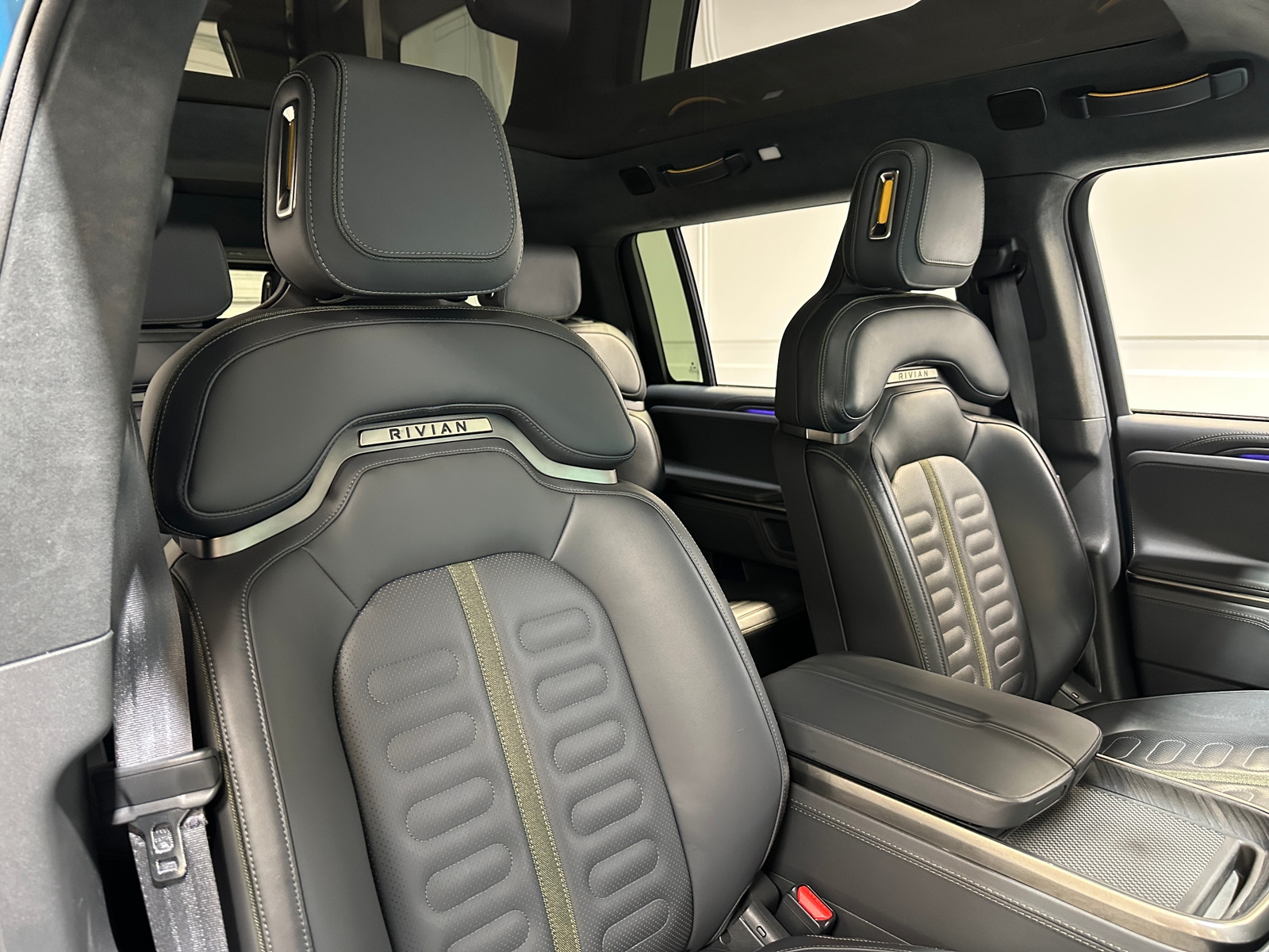 Thumbnail: 2024 Rivian R1S - 2