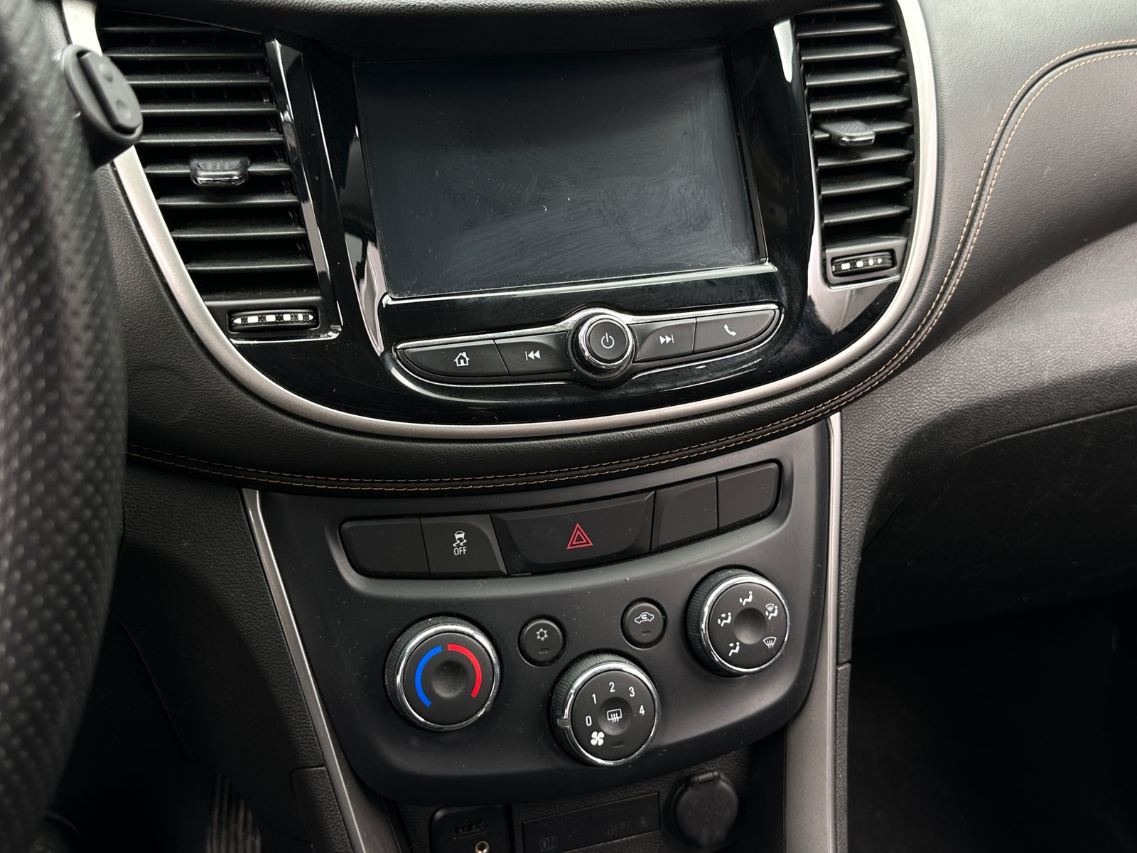 Thumbnail: 2017 Chevrolet Trax - 4