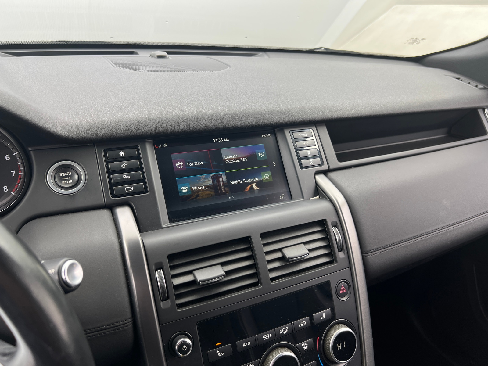 Thumbnail: 2019 Land Rover Discovery Sport - 3