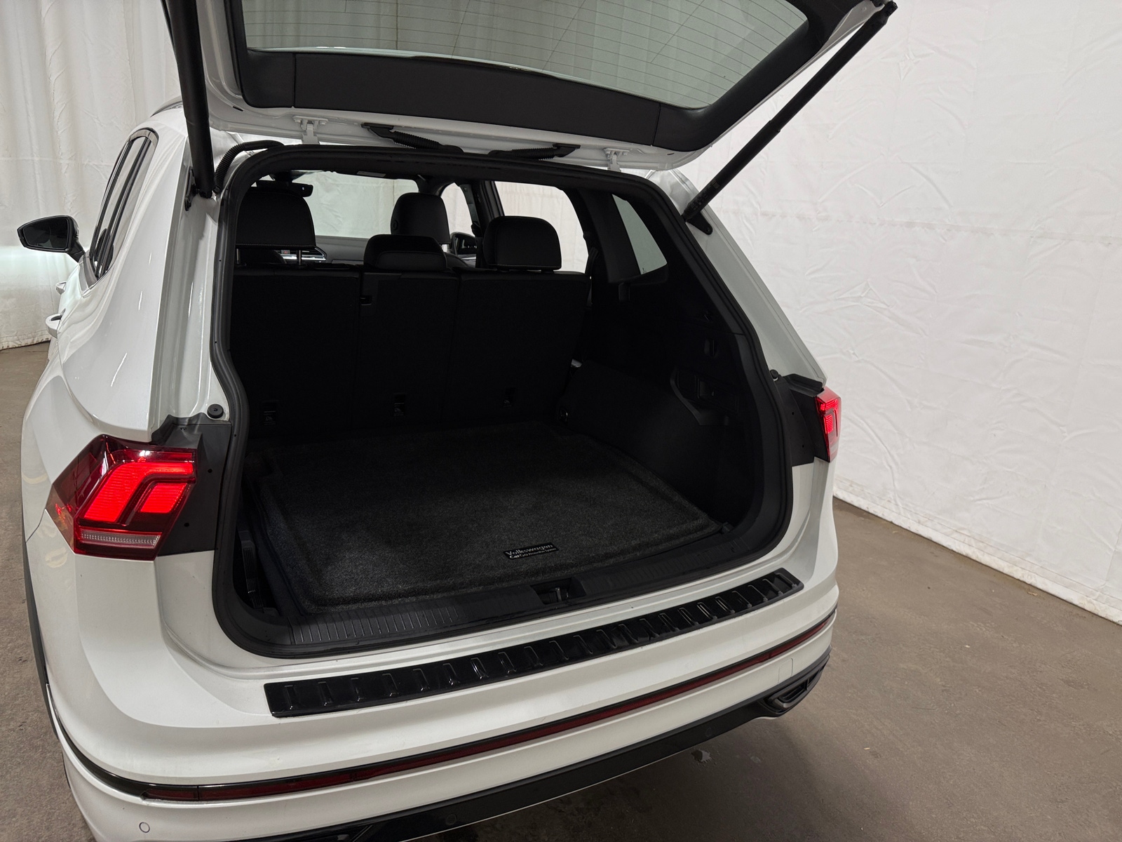 Thumbnail: 2022 Volkswagen Tiguan - 6