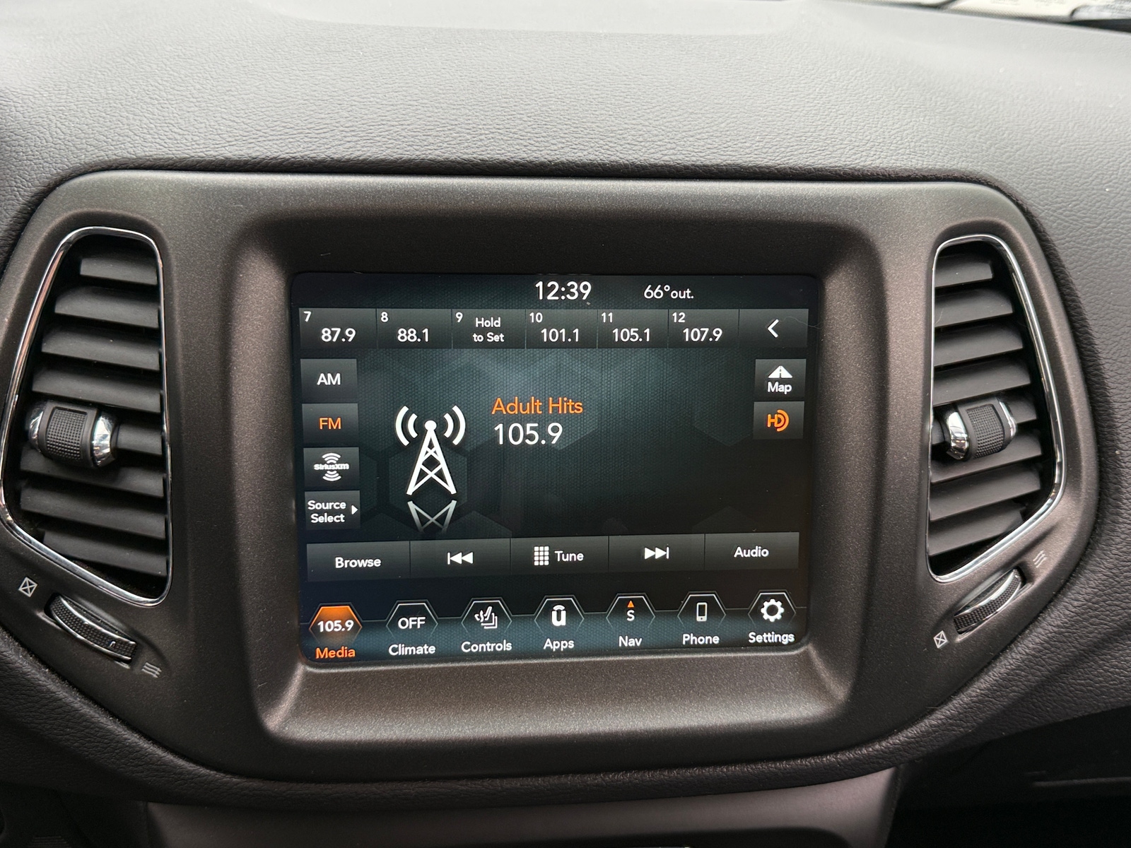 Thumbnail: 2020 Jeep Compass - 3