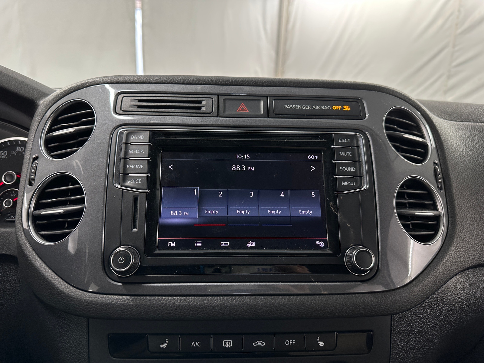 Thumbnail: 2017 Volkswagen Tiguan - 4