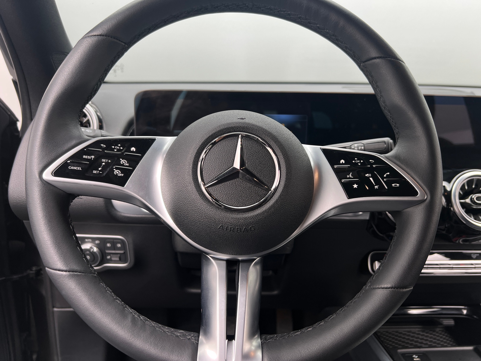 Thumbnail: 2025 Mercedes-Benz GLB - 4