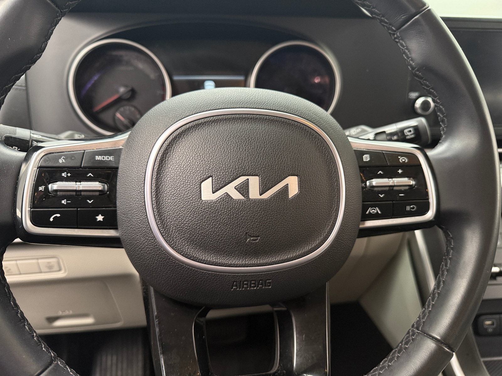 Thumbnail: 2023 Kia Carnival - 4